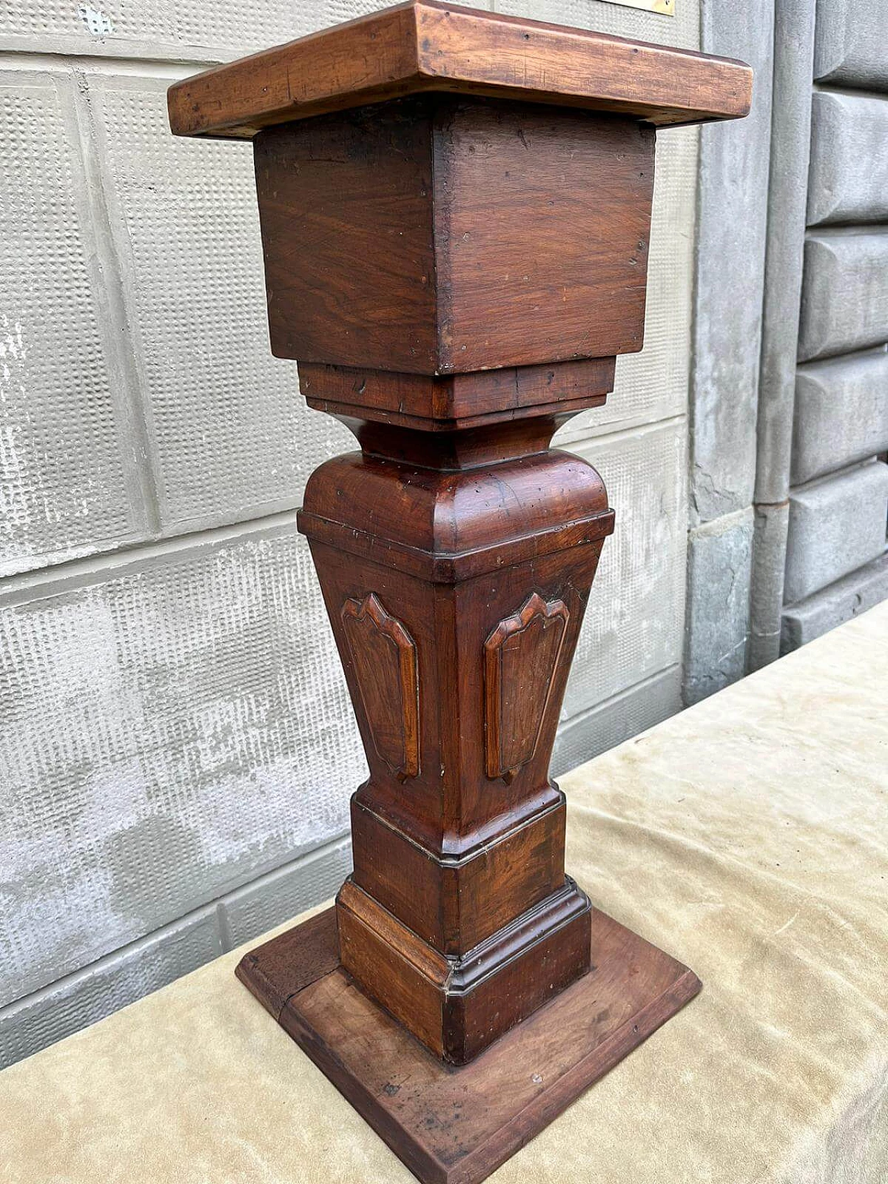 Pair of wood columns, early 20th century 2