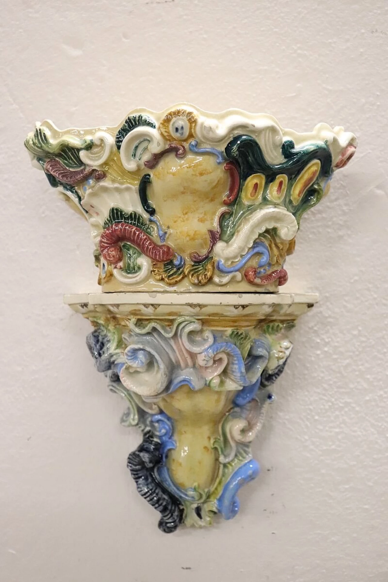 Pair of painted majolica shelves with vase, late 19th century 5