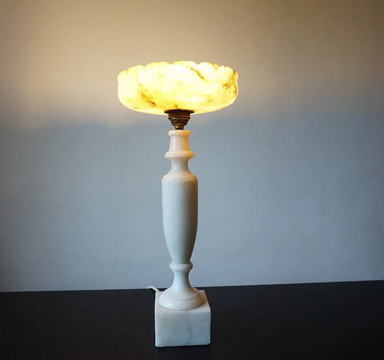 Marble amphora table lamp in Louis XVI style, early 20th century 2