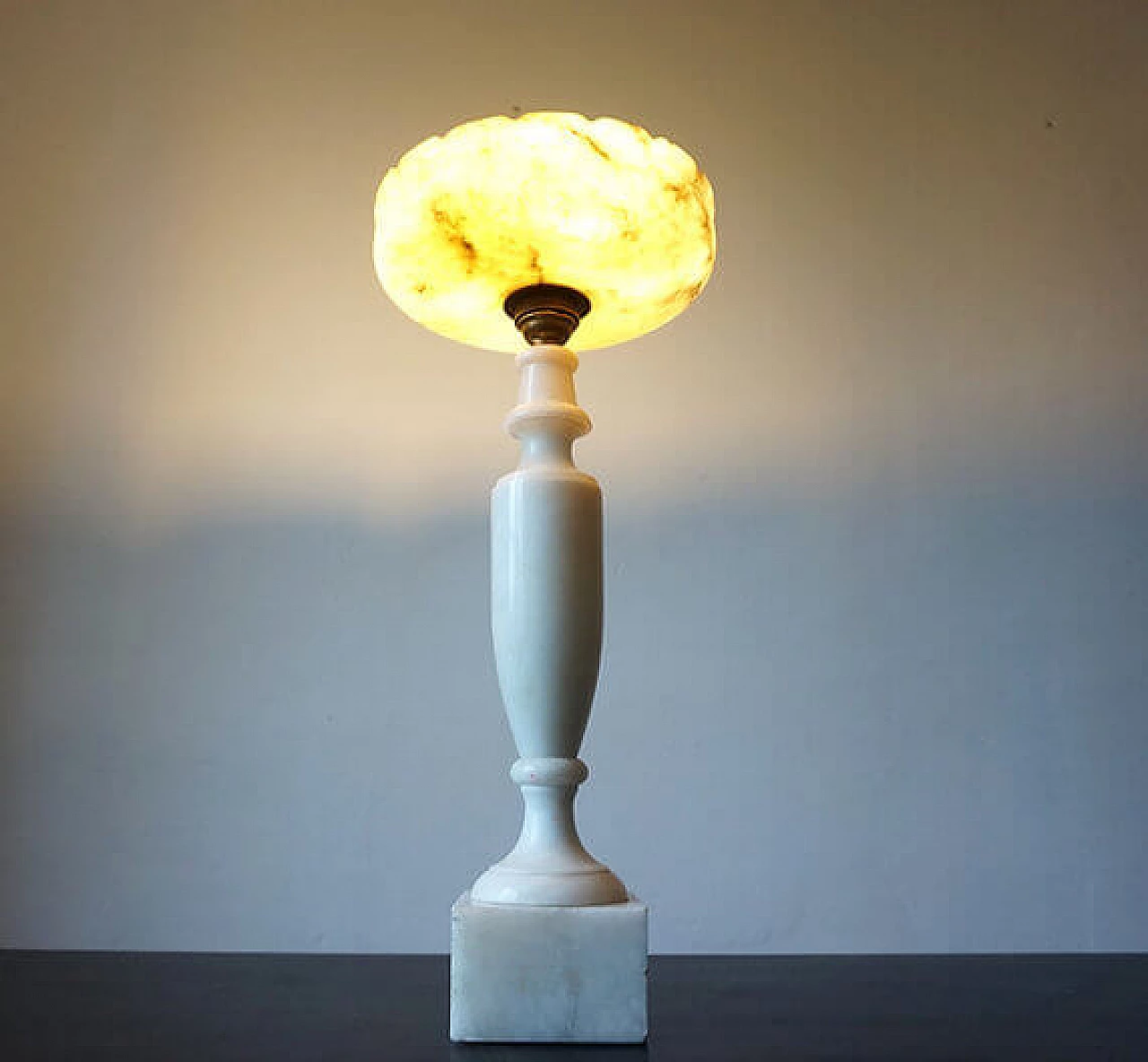 Marble amphora table lamp in Louis XVI style, early 20th century 4