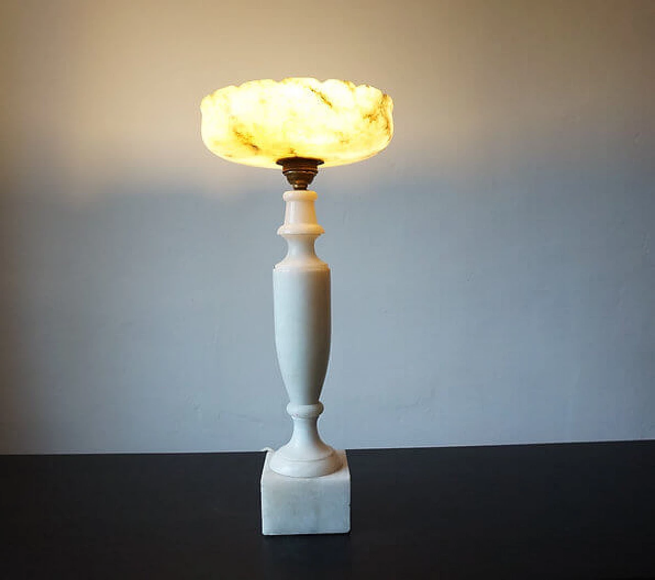 Marble amphora table lamp in Louis XVI style, early 20th century 8