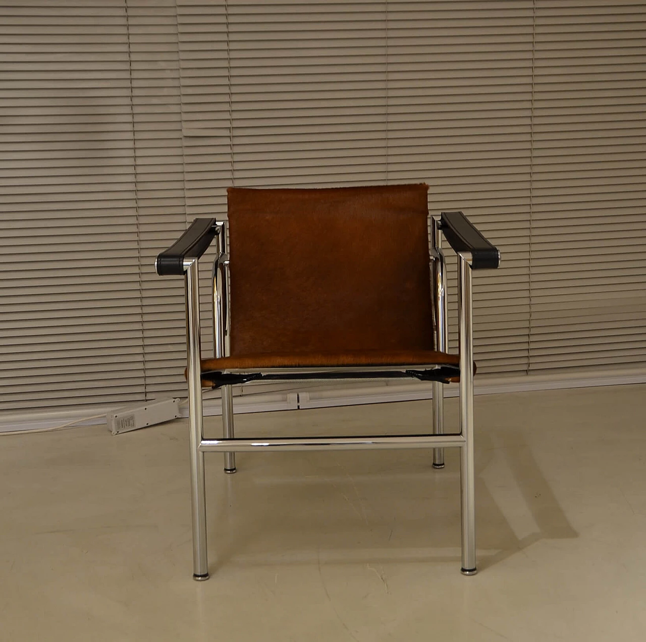 Coppia di poltrone LC1 di Le Corbusier per Cassina, 1973 13