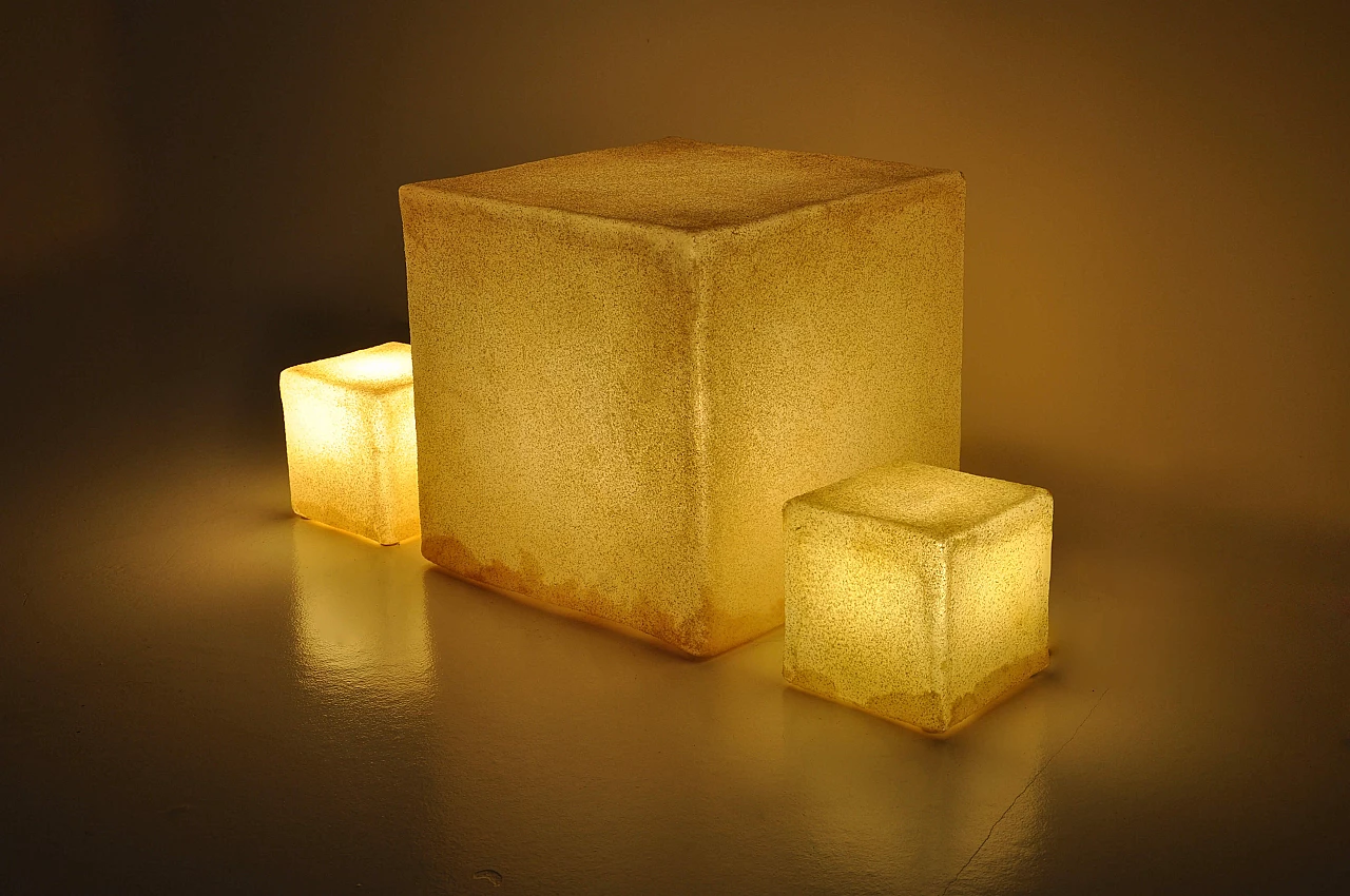 3 Cube-shaped fibreglass and marble dust lamps by Andre Cazenave for Singleton, 1970s 7