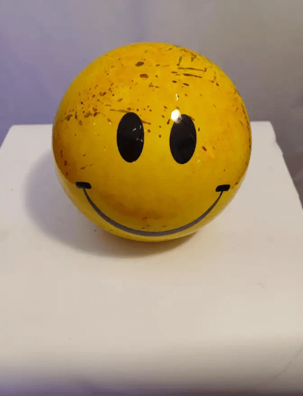 Tributo allo Smile, scultura in ceramica gialla, anni '60 3