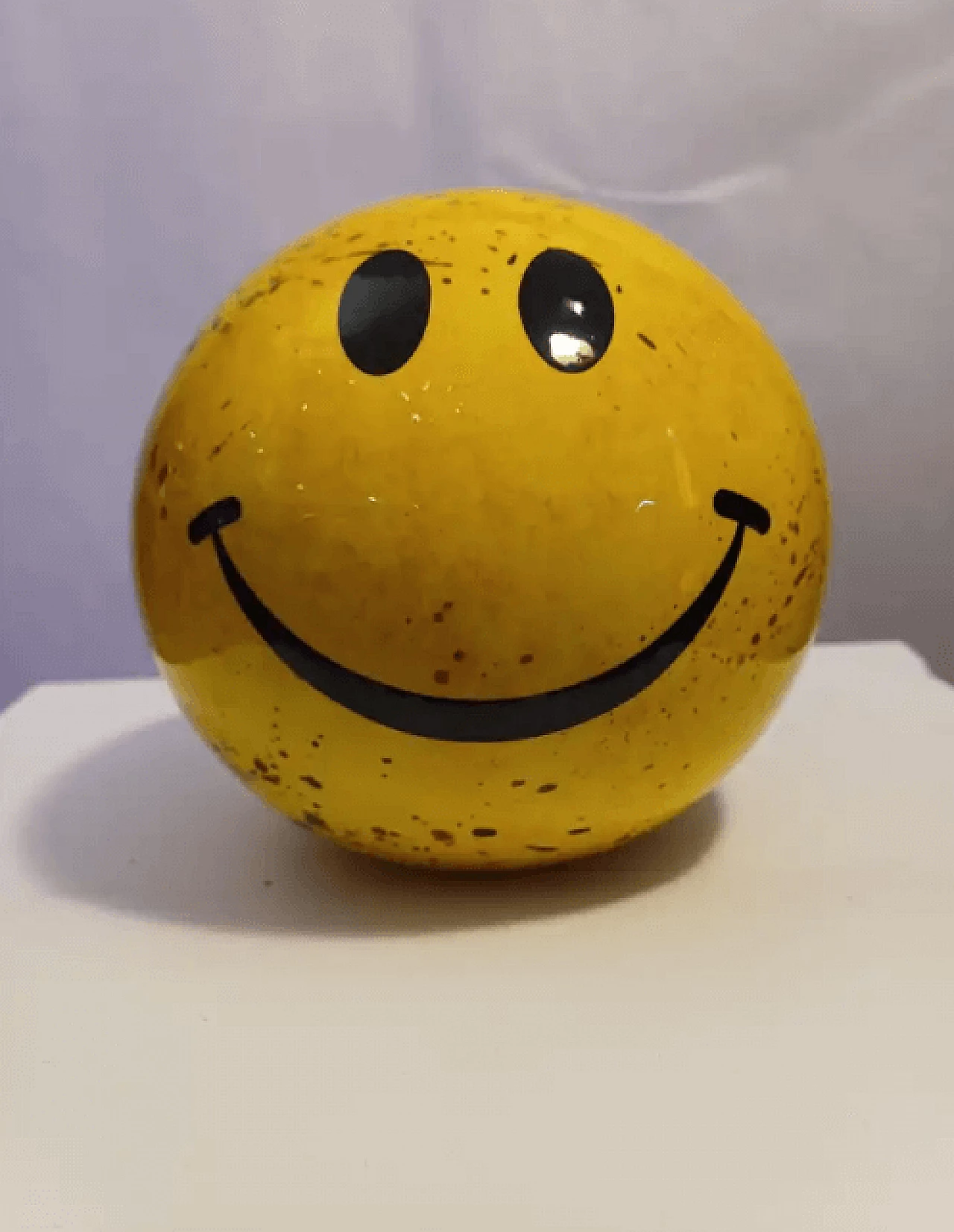 Tributo allo Smile, scultura in ceramica gialla, anni '60 7