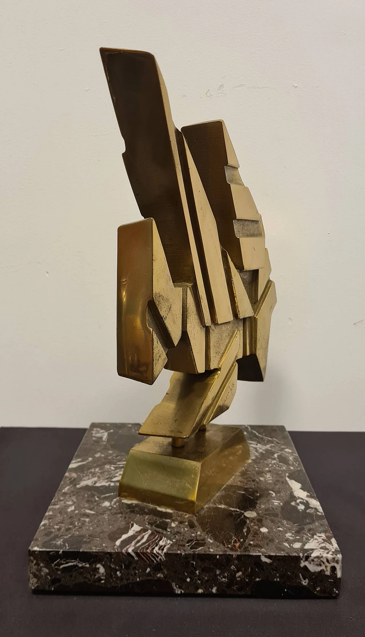 Giuseppe Banfi, composizione astratta, scultura in ottone e marmo, 1988 2