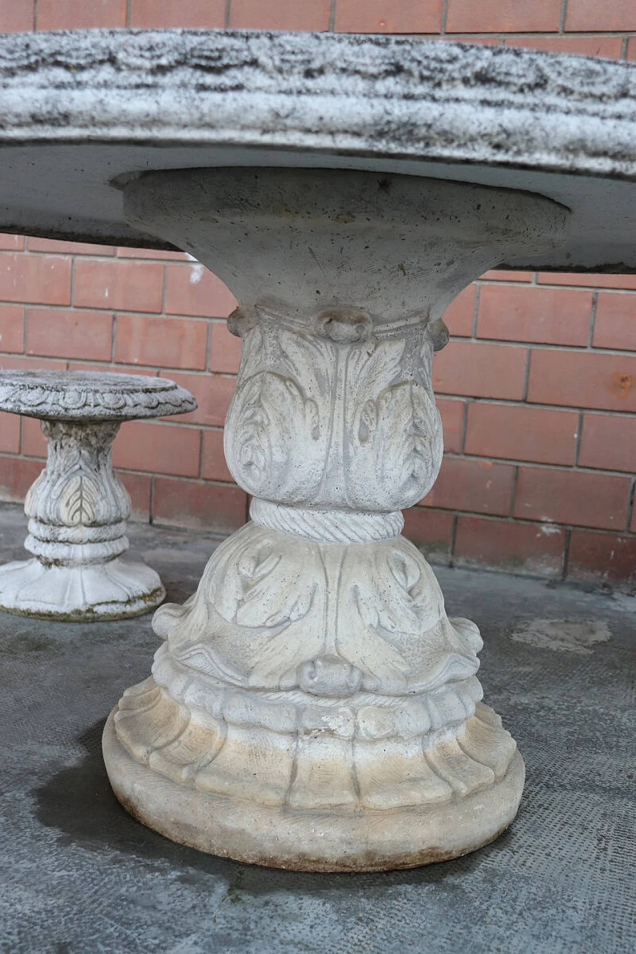 4 Stools and round table in grit and concrete in Neoclassical style, 1980s 4