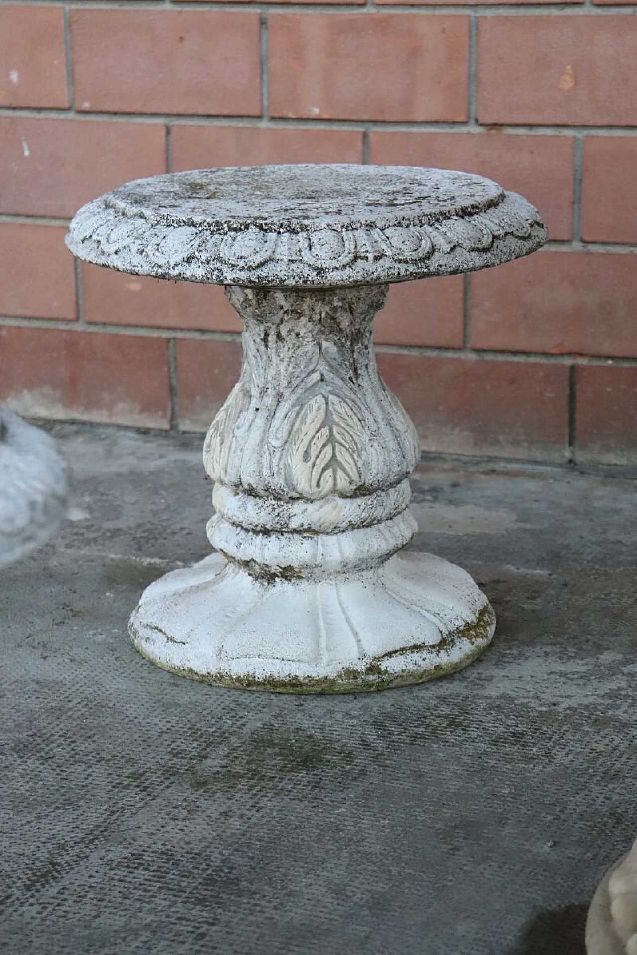 4 Stools and round table in grit and concrete in Neoclassical style, 1980s 5