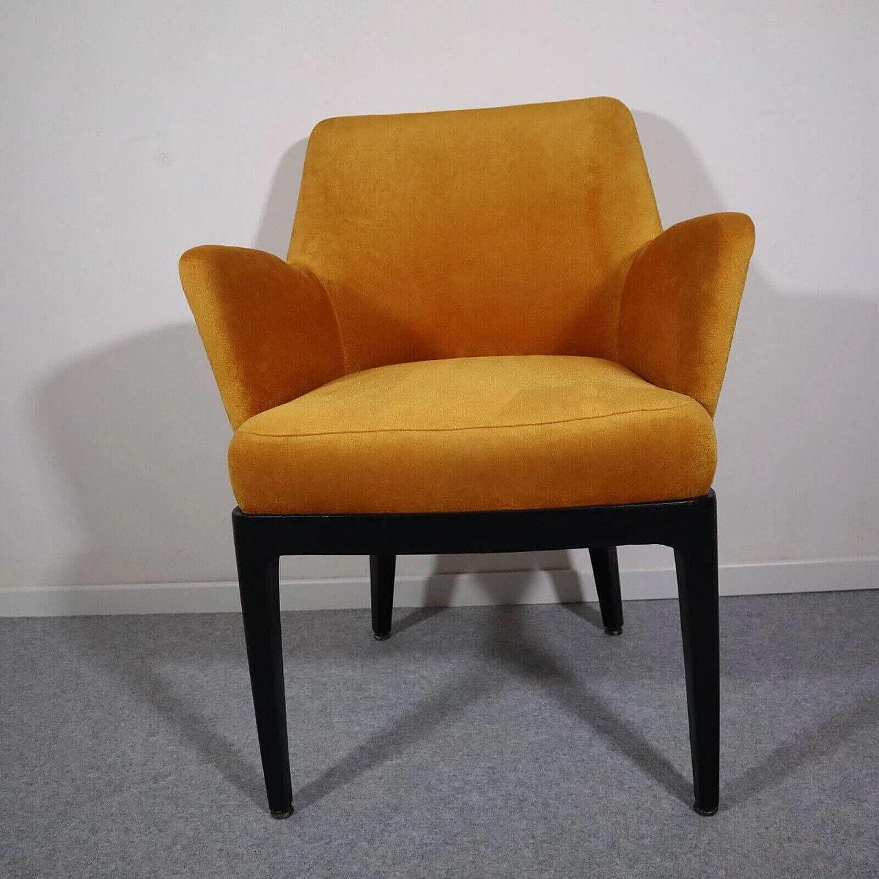 Poltrona in velluto ambrato di Amedeo Cassina, anni '60 1