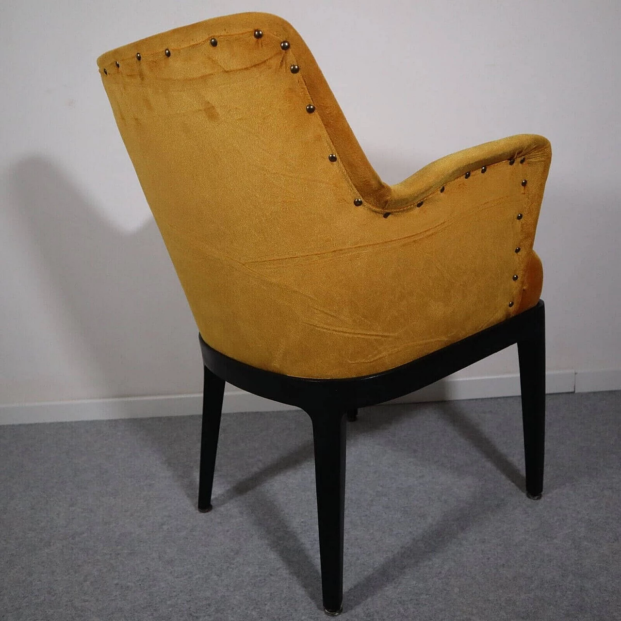 Poltrona in velluto ambrato di Amedeo Cassina, anni '60 2