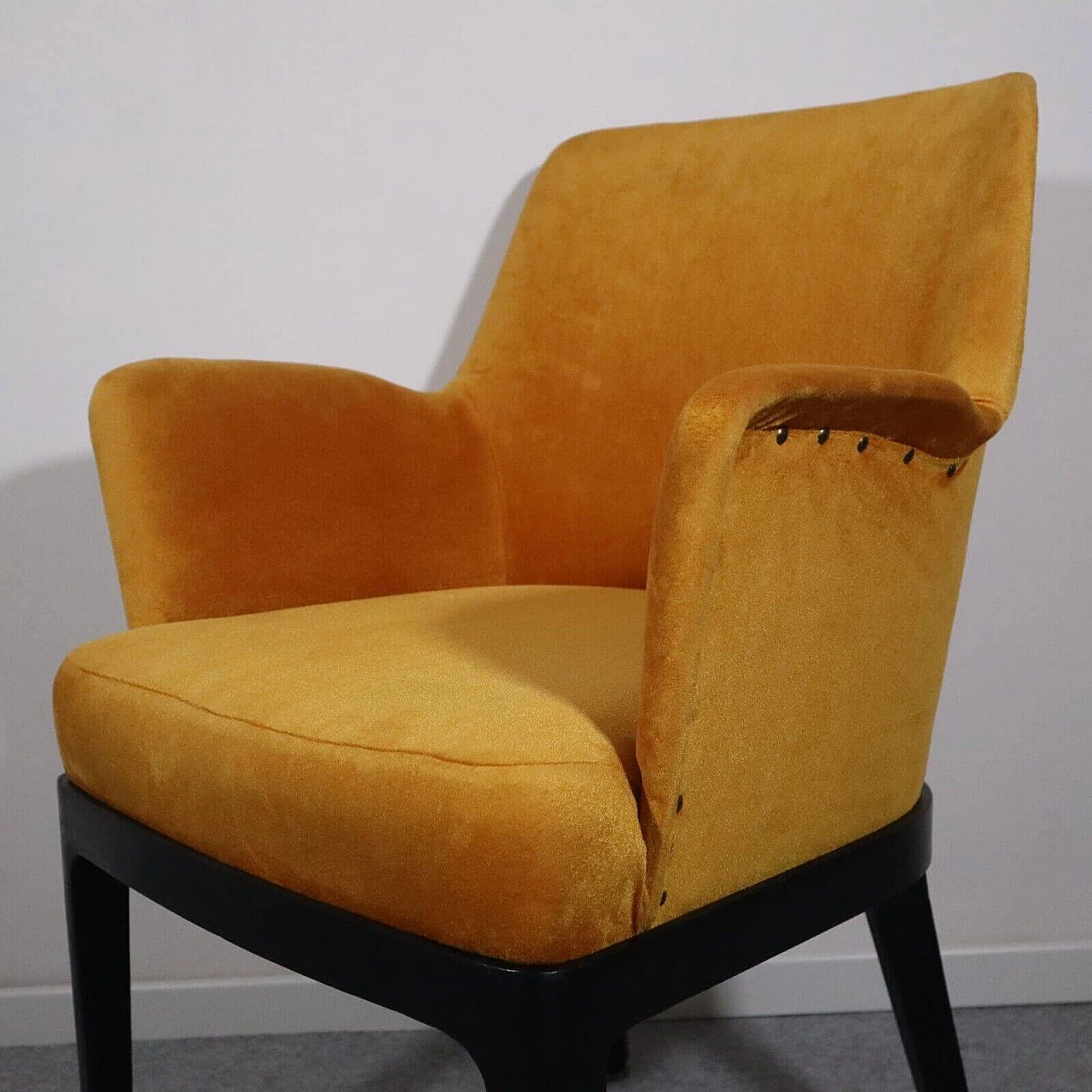 Poltrona in velluto ambrato di Amedeo Cassina, anni '60 3