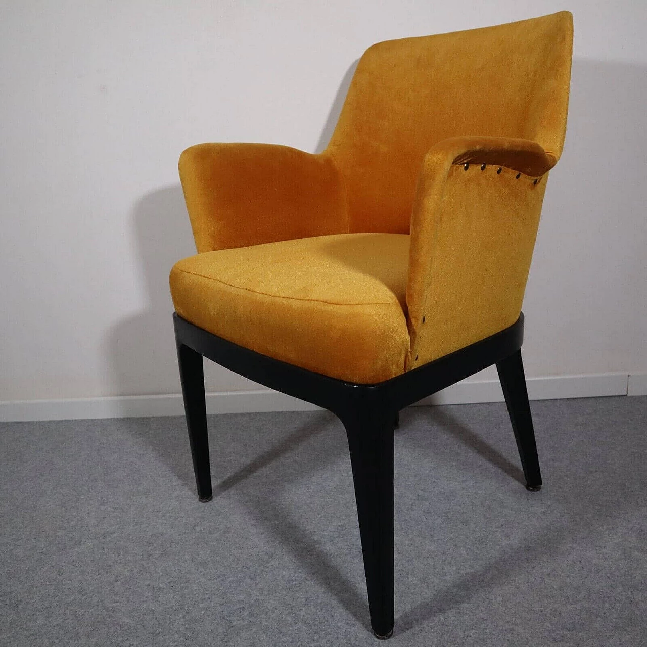 Poltrona in velluto ambrato di Amedeo Cassina, anni '60 5