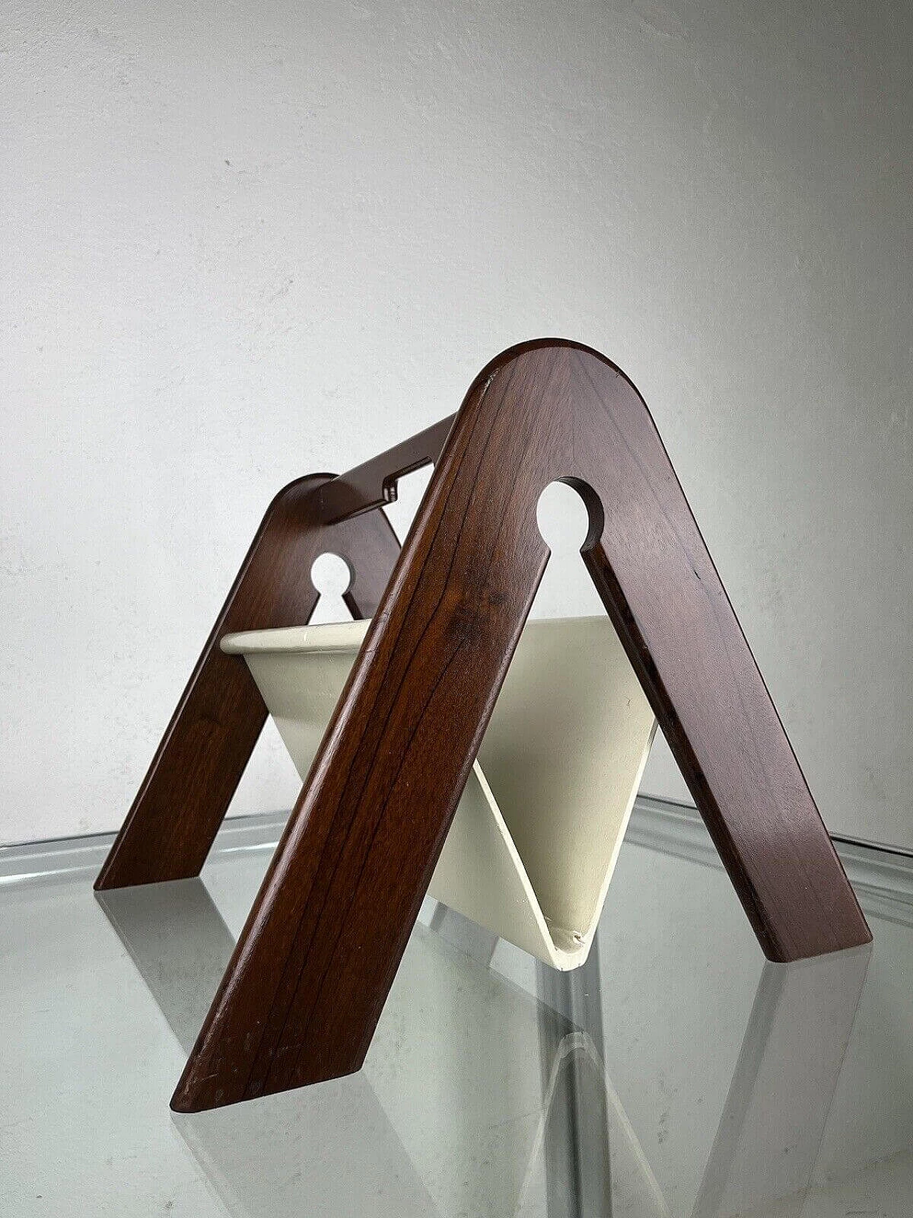 Natural and white varnished wood magazine rack in the style of Molteni, 1970s 2