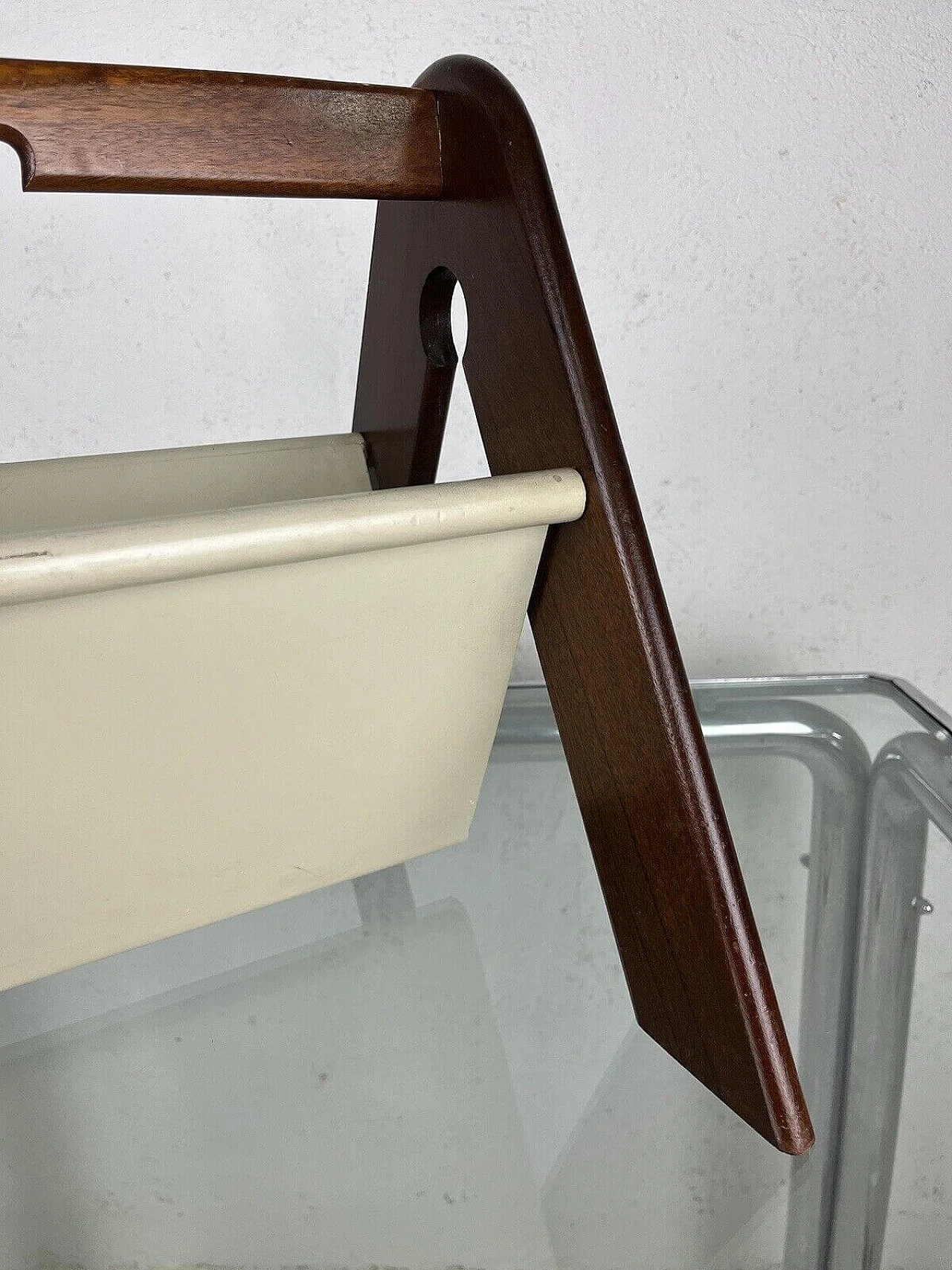 Natural and white varnished wood magazine rack in the style of Molteni, 1970s 9