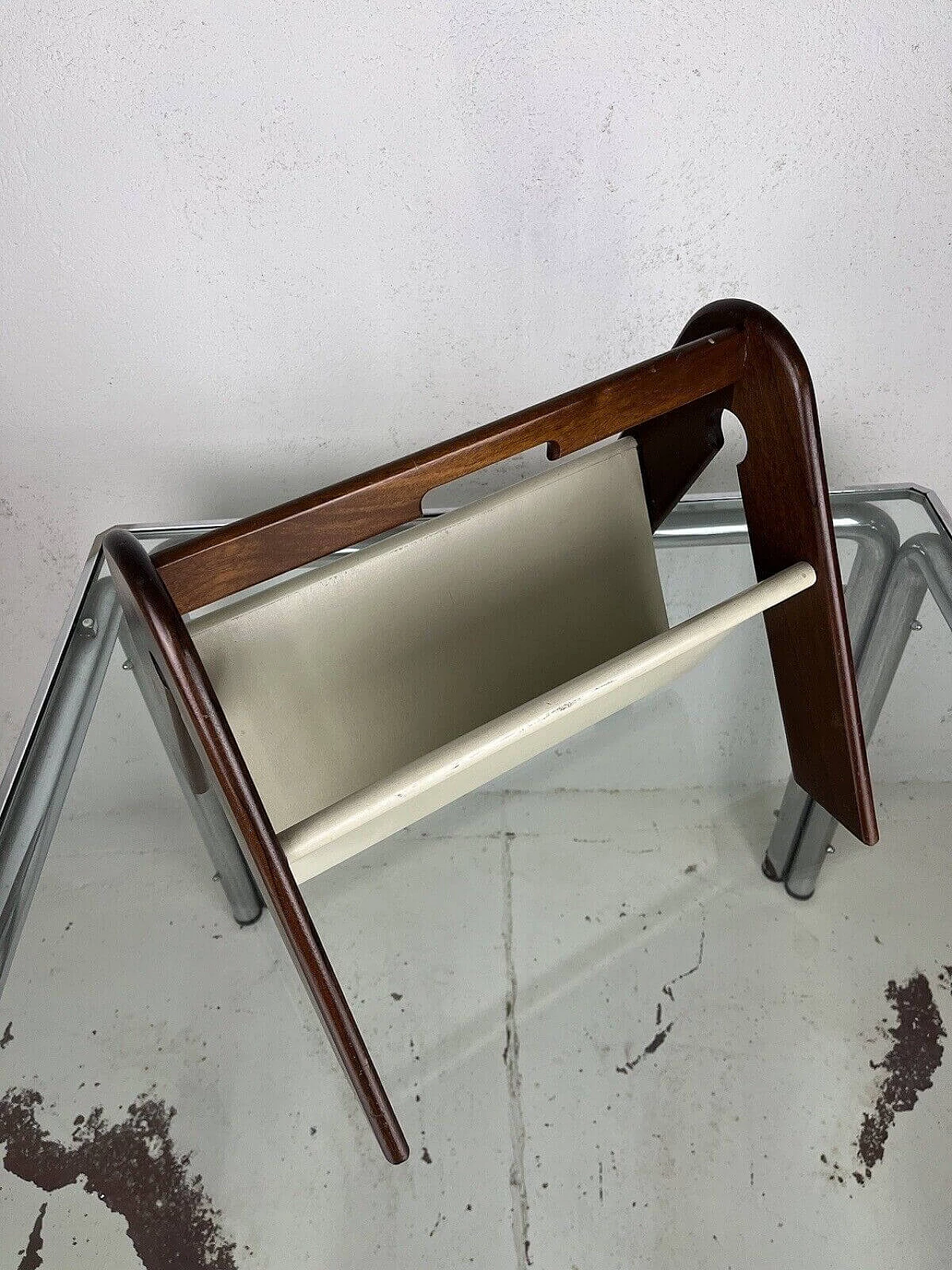 Natural and white varnished wood magazine rack in the style of Molteni, 1970s 10