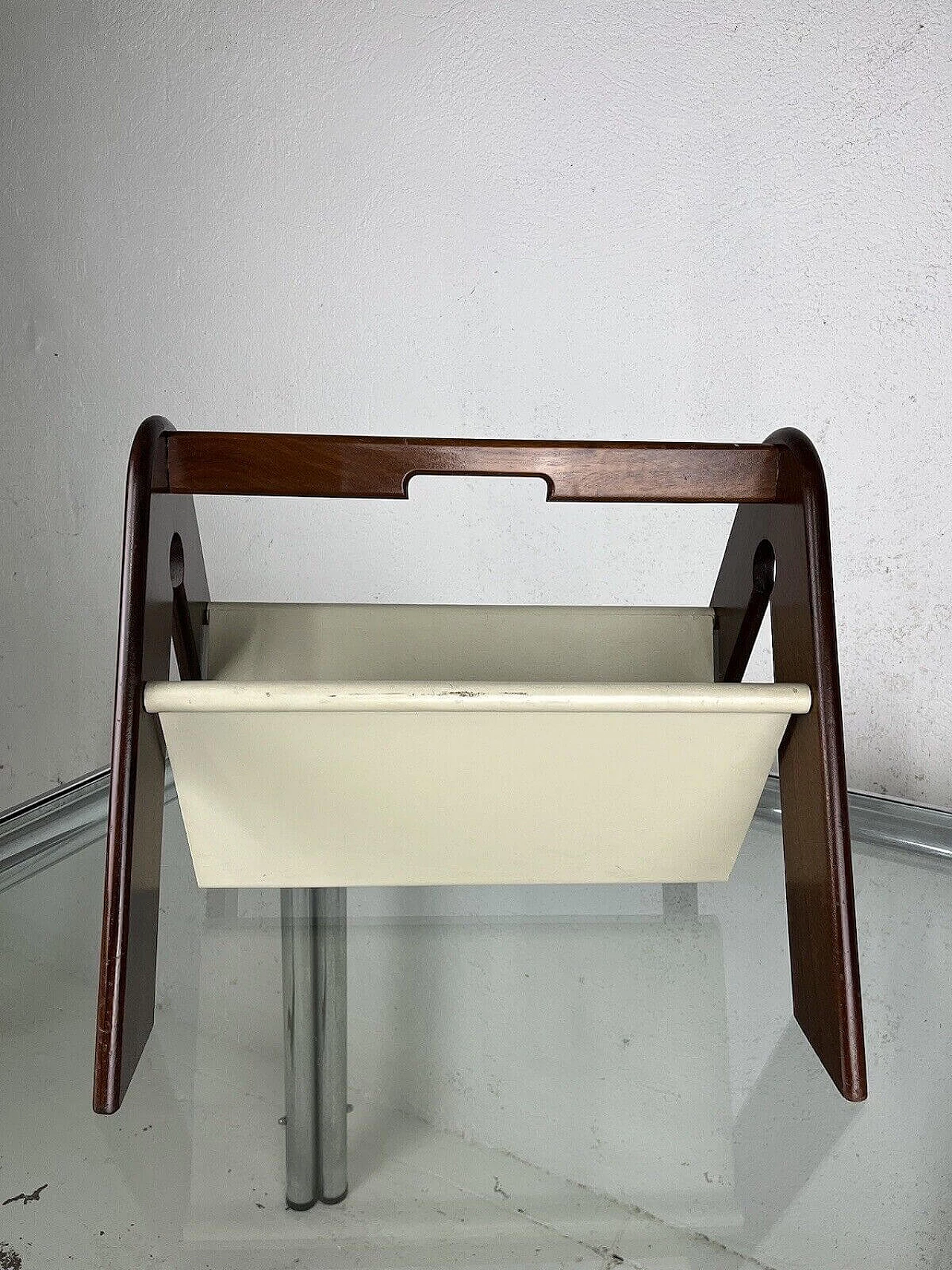 Natural and white varnished wood magazine rack in the style of Molteni, 1970s 12