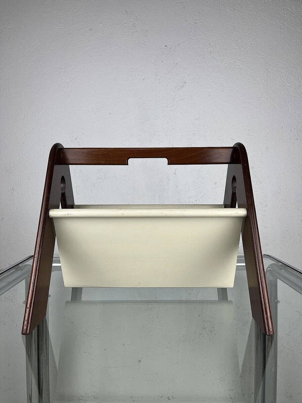 Natural and white varnished wood magazine rack in the style of Molteni, 1970s 13