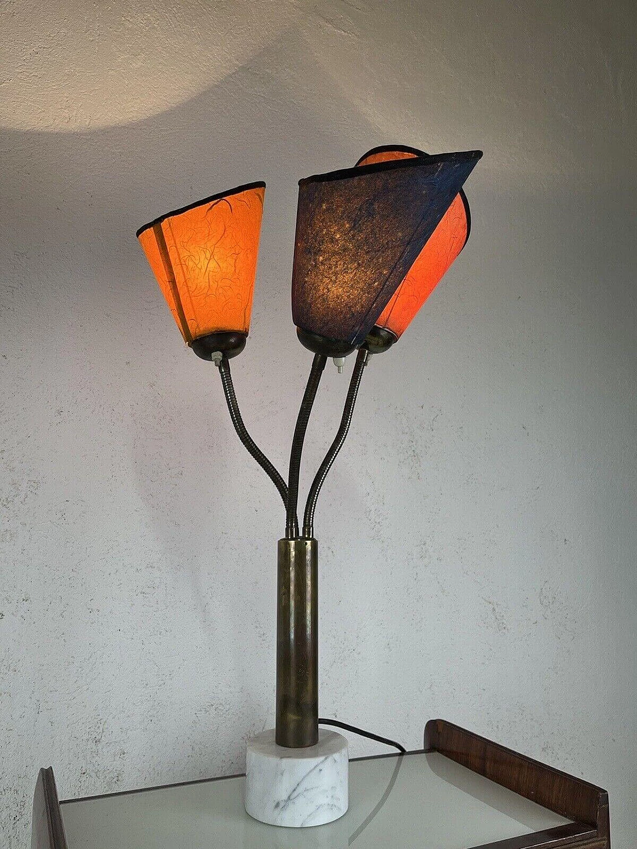 Lampada da tavolo a tre luci in marmo, ottone e pergamena, anni '50 1