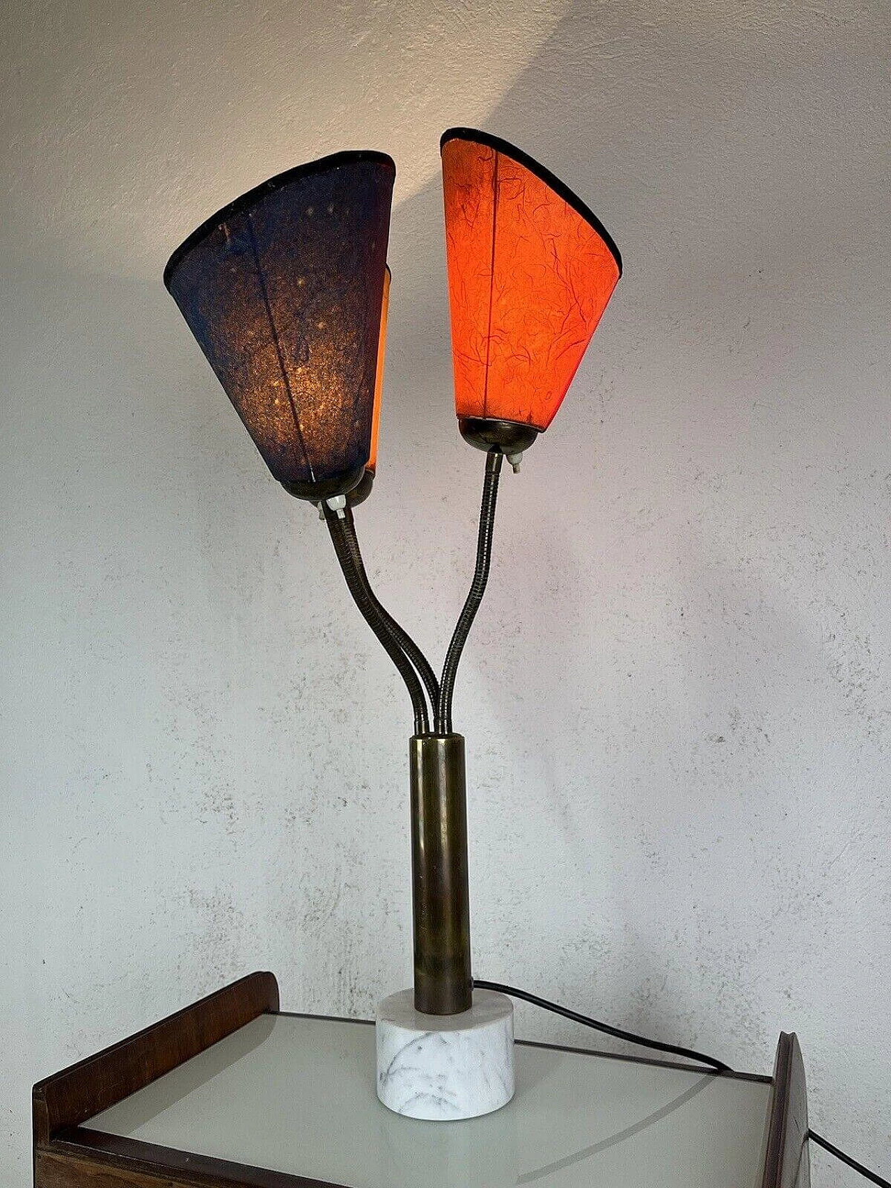 Lampada da tavolo a tre luci in marmo, ottone e pergamena, anni '50 2