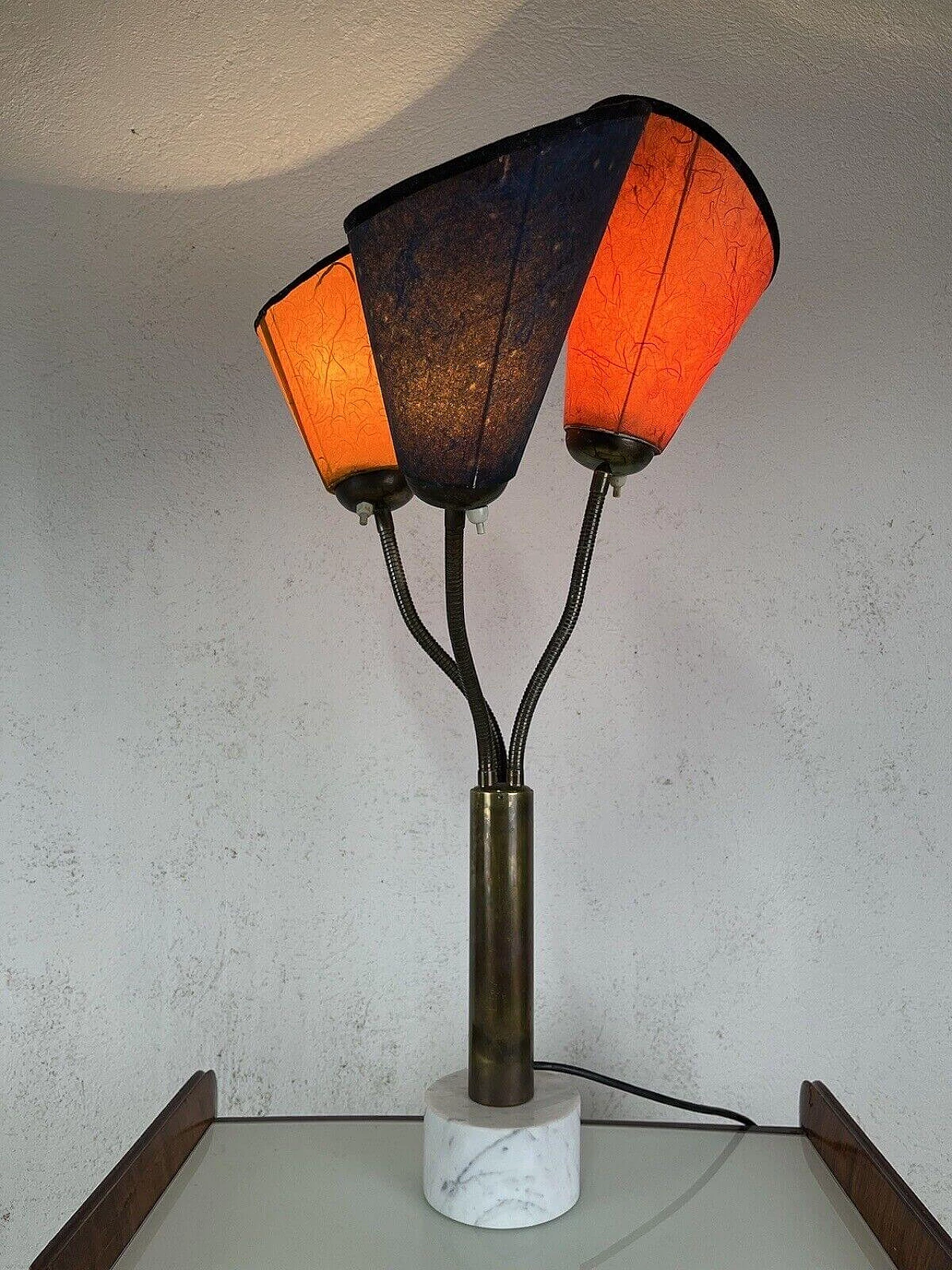 Lampada da tavolo a tre luci in marmo, ottone e pergamena, anni '50 3