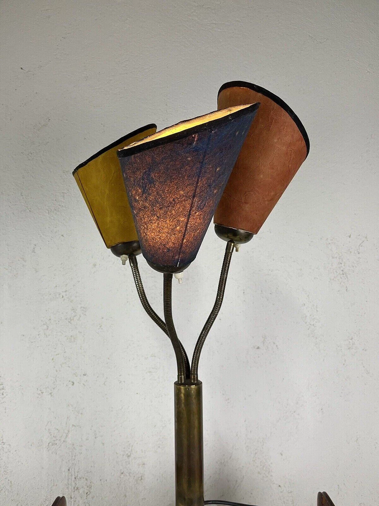 Lampada da tavolo a tre luci in marmo, ottone e pergamena, anni '50 15