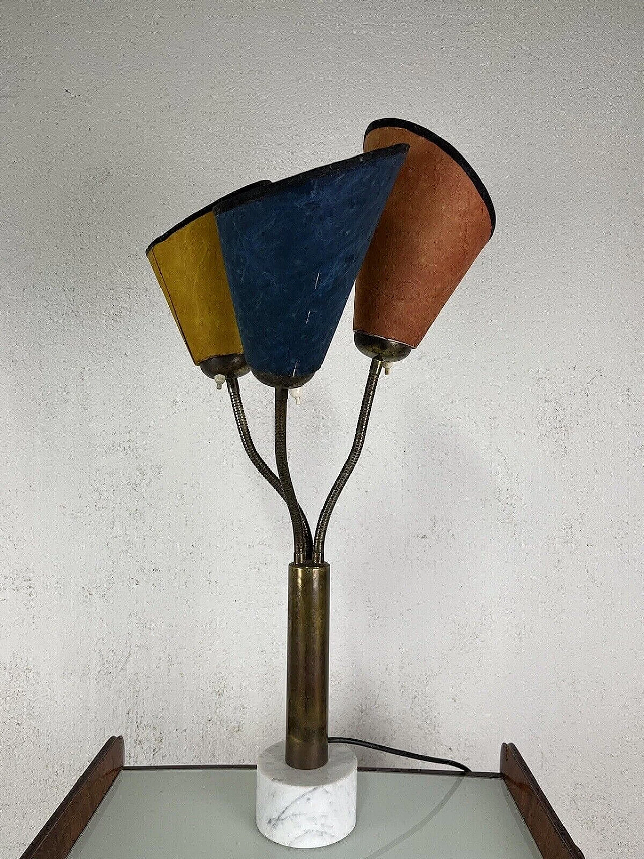 Lampada da tavolo a tre luci in marmo, ottone e pergamena, anni '50 16