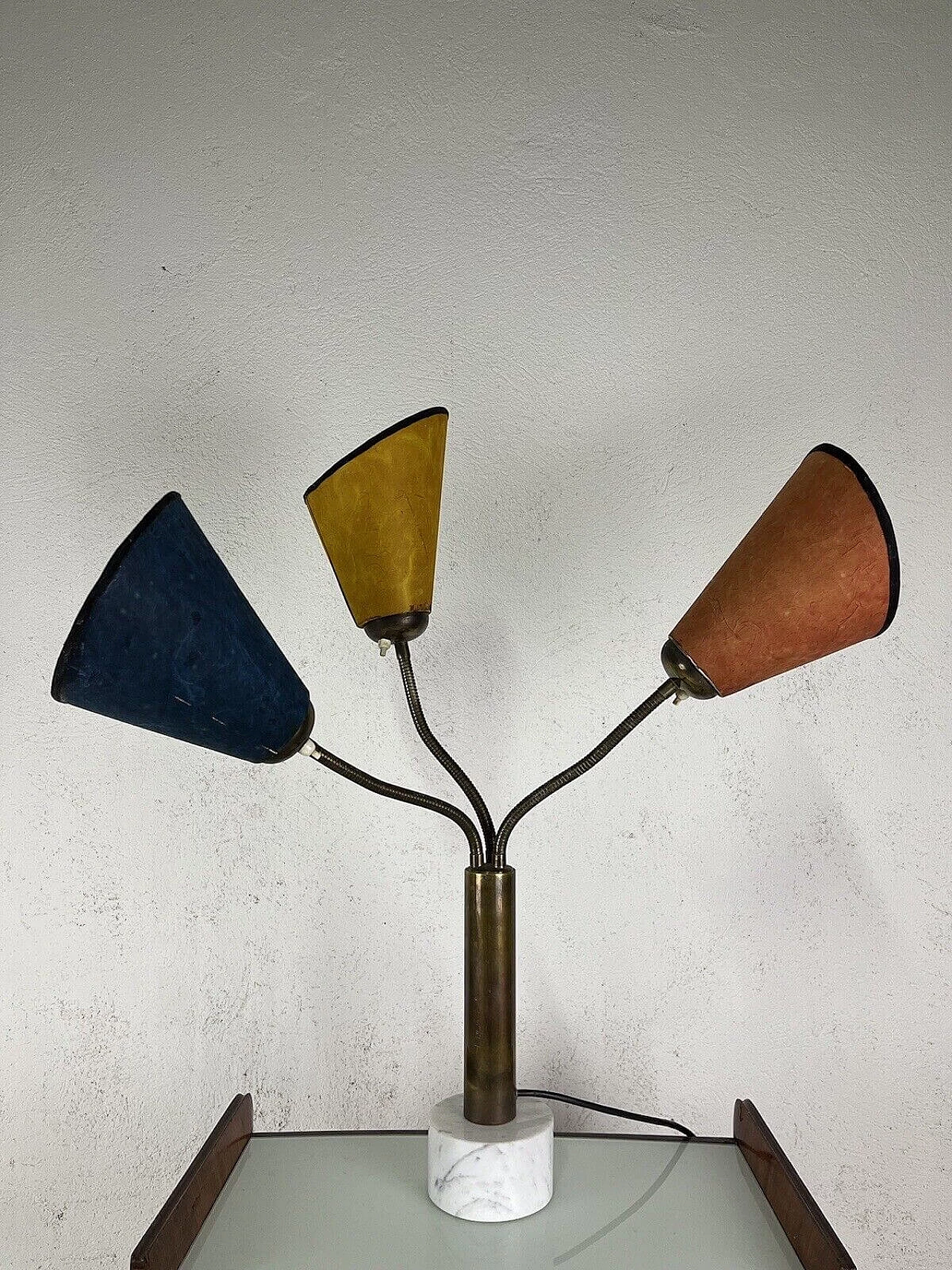 Lampada da tavolo a tre luci in marmo, ottone e pergamena, anni '50 17