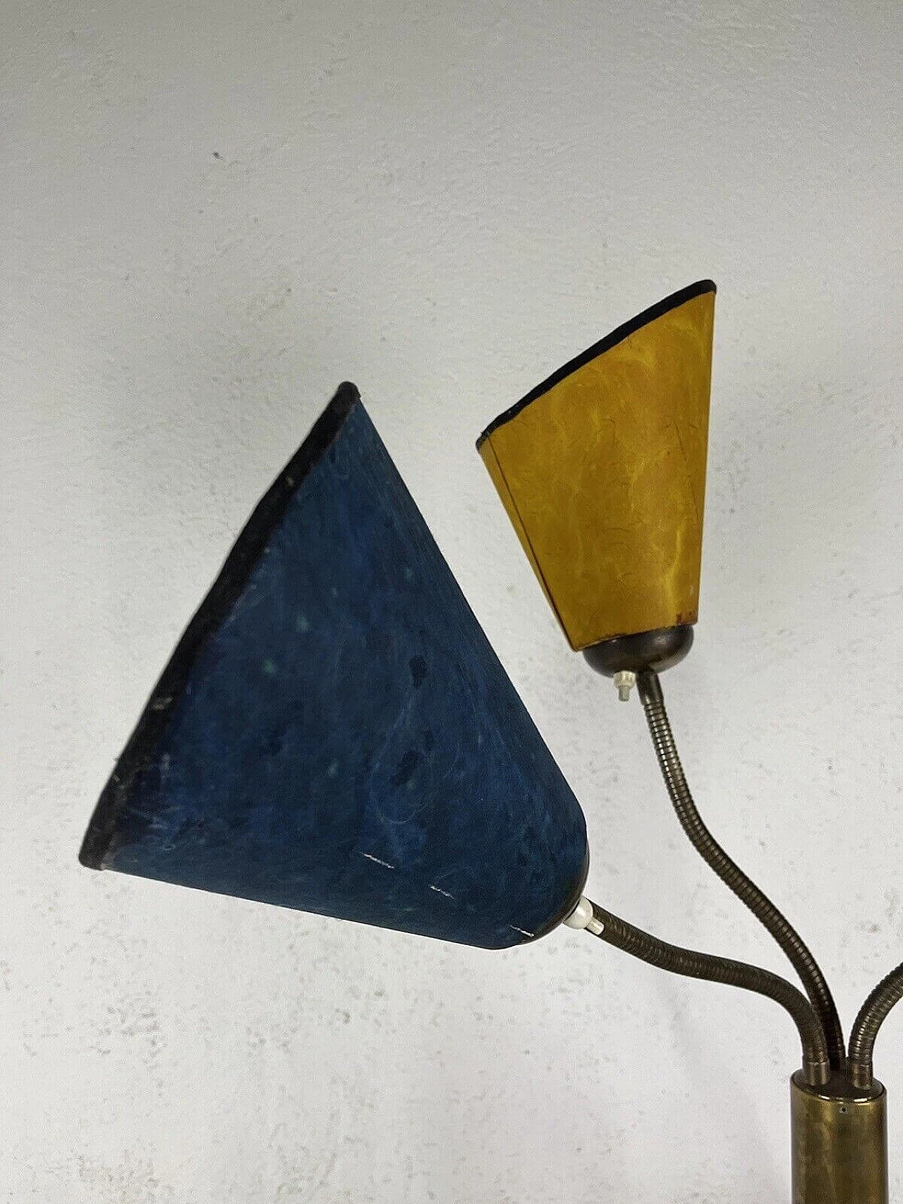 Lampada da tavolo a tre luci in marmo, ottone e pergamena, anni '50 18