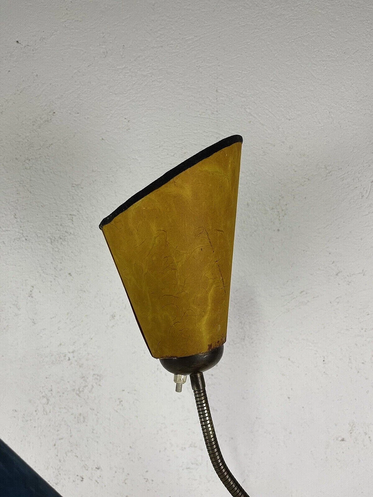 Lampada da tavolo a tre luci in marmo, ottone e pergamena, anni '50 19