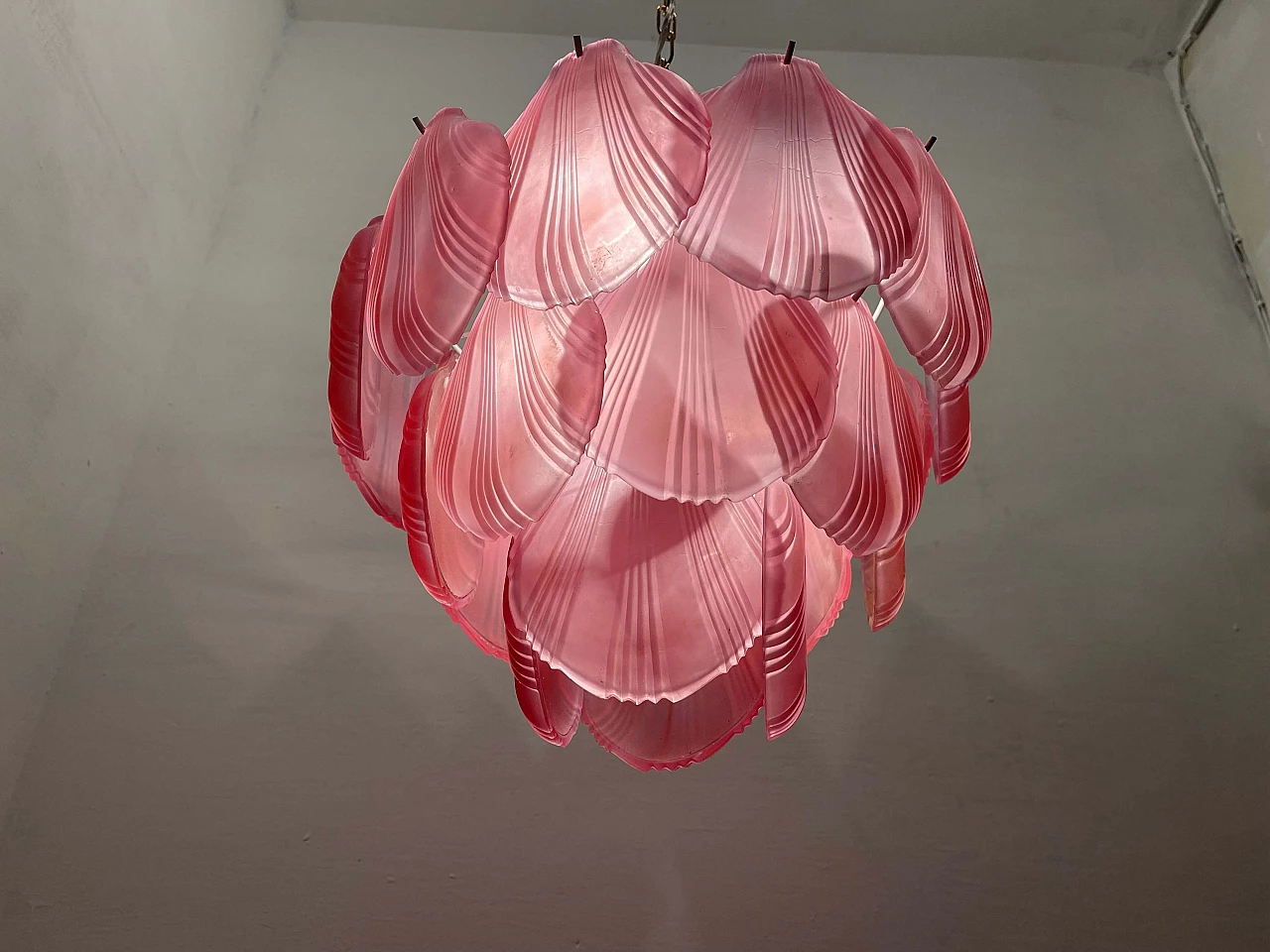 Lampadario con diffusori a forma di conchiglia in vetro rosa, anni '80 2