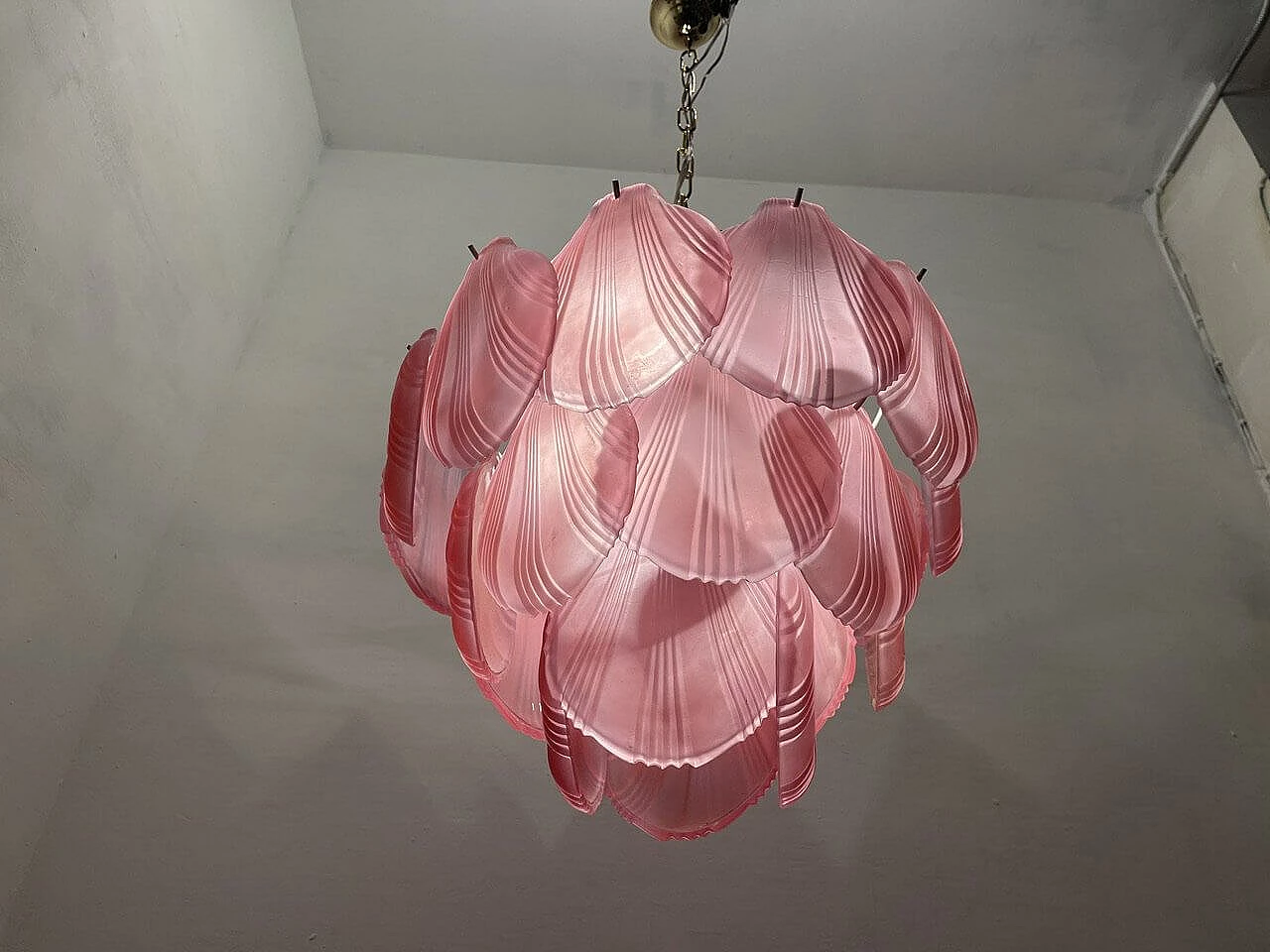 Lampadario con diffusori a forma di conchiglia in vetro rosa, anni '80 10