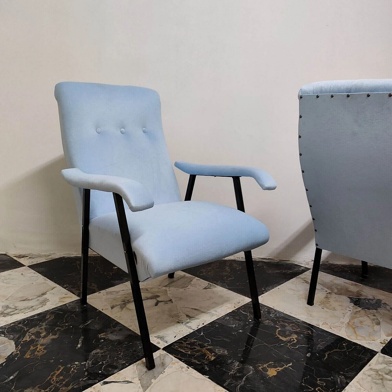 Coppia di poltrone in metallo nero e tessuto azzurro, anni '70 3