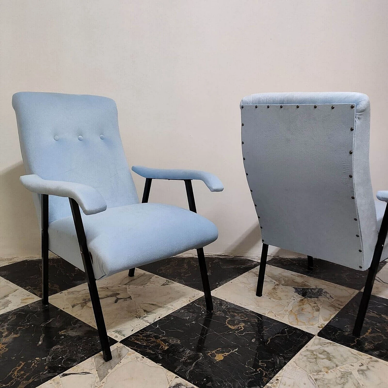 Coppia di poltrone in metallo nero e tessuto azzurro, anni '70 9