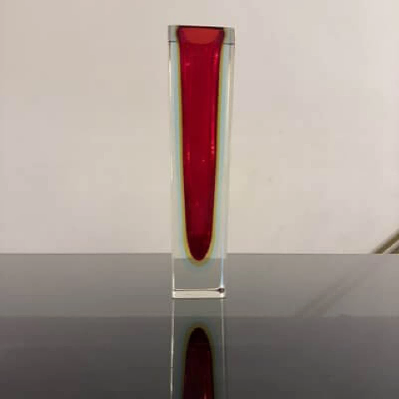 Vaso in vetro Sommerso rosso, giallo e azzurro, anni '70 3