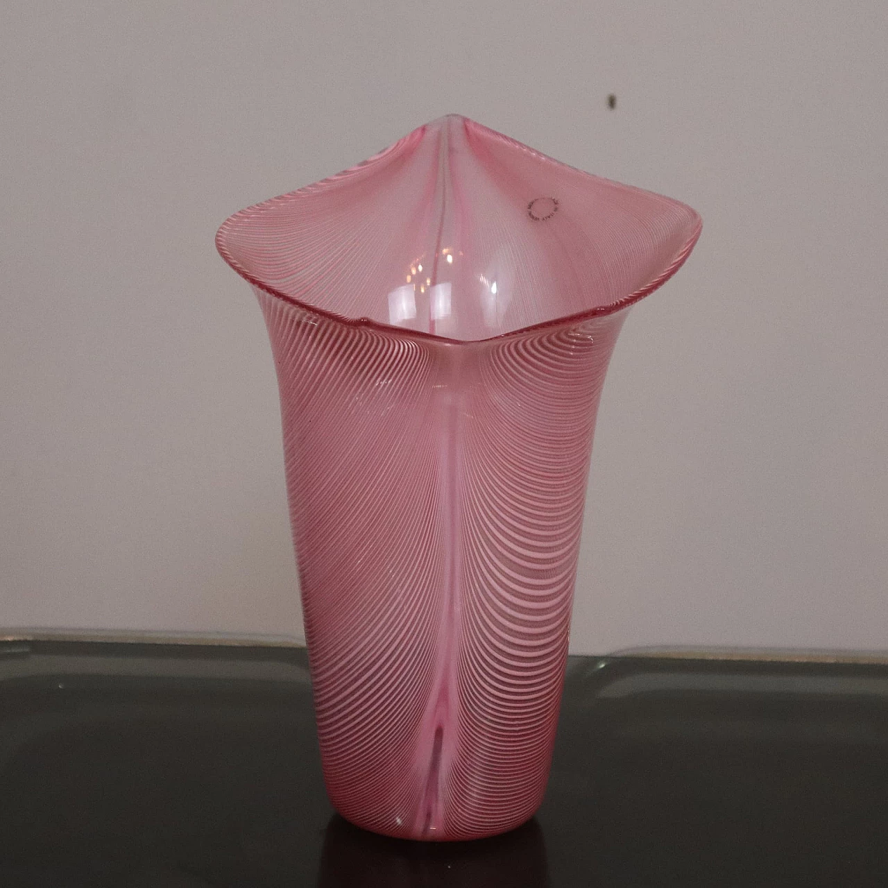 Vaso in vetro di Murano rosa filigrana Venini, firmato, anni '80 4