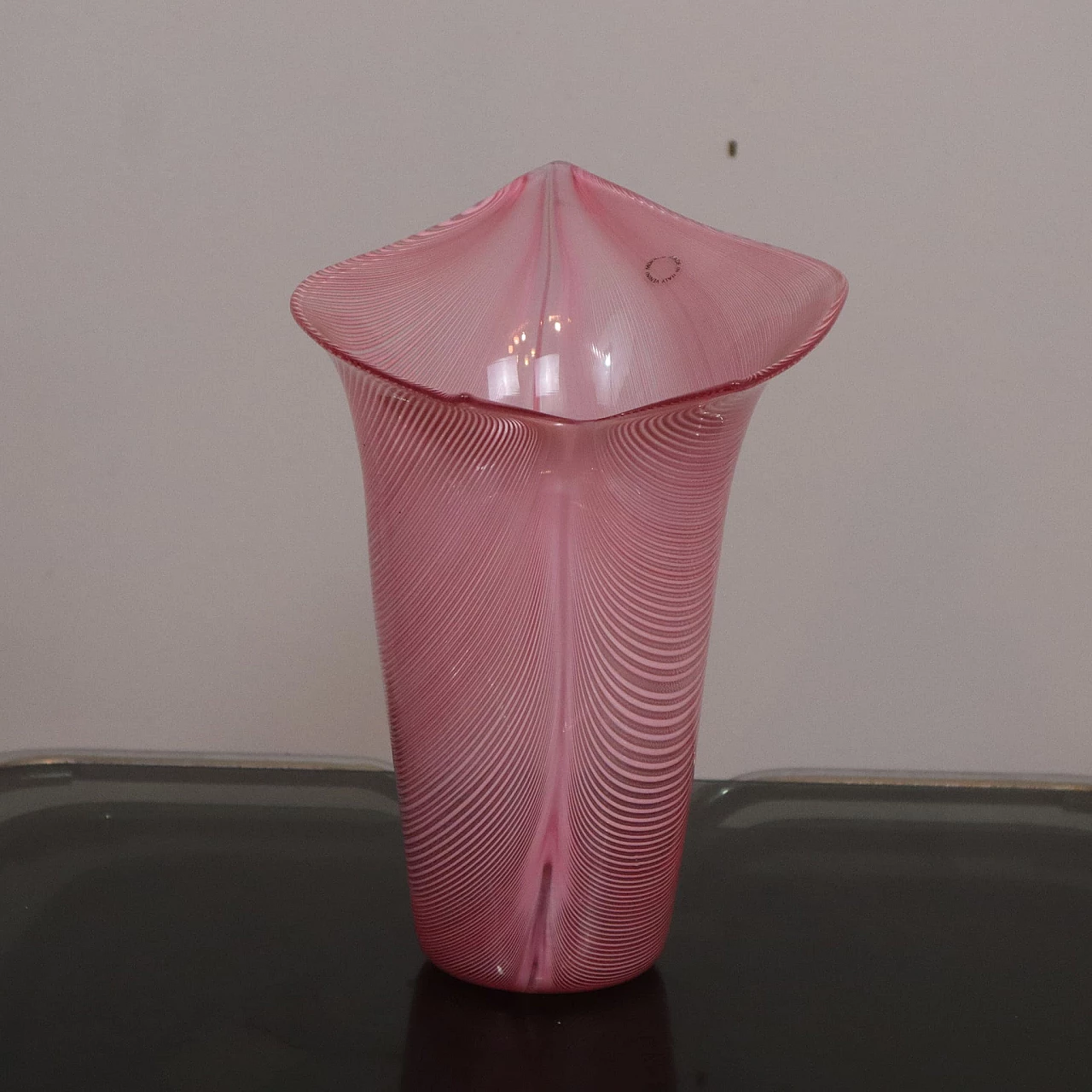 Vaso in vetro di Murano rosa filigrana Venini, firmato, anni '80 5