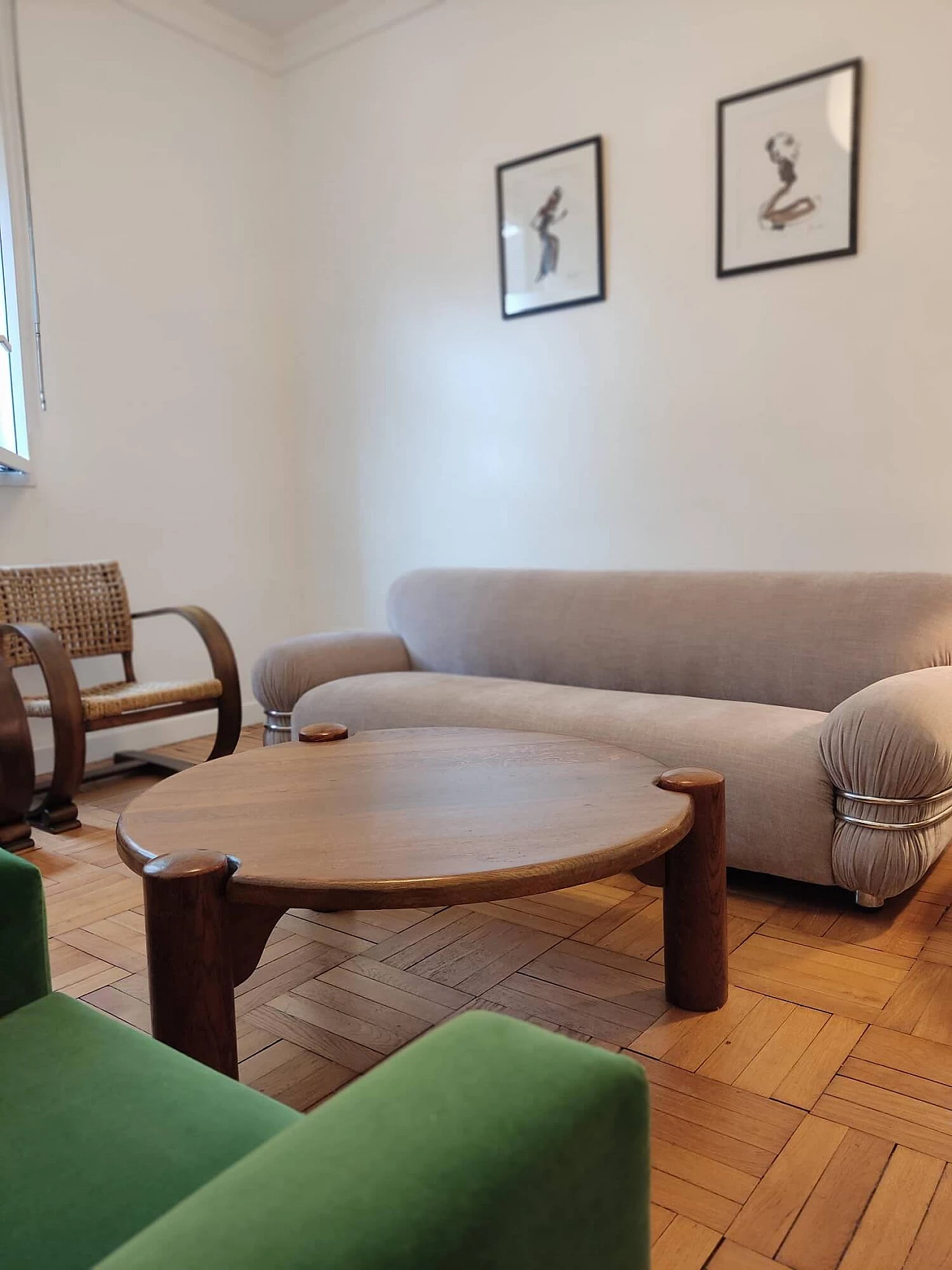 Round oak tripod coffee table, 1960s 3