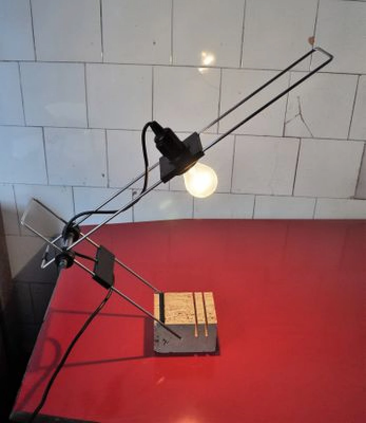 Lampada da tavolo con struttura in metallo e plastica, base in travertino, anni '70 2