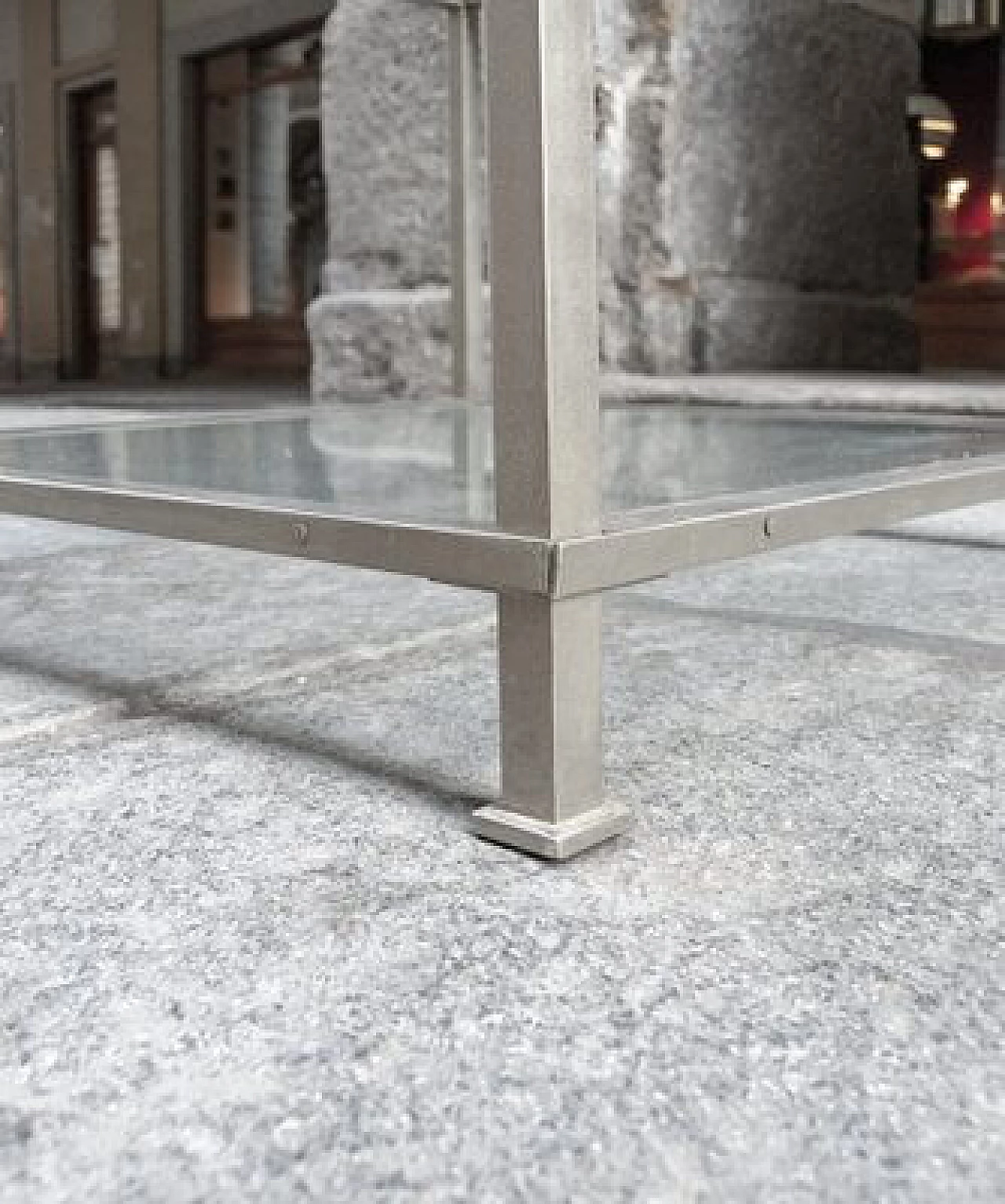 Tavolino quadrato con struttura in metallo placcato in nichel e ripiani in vetro, anni '70 5