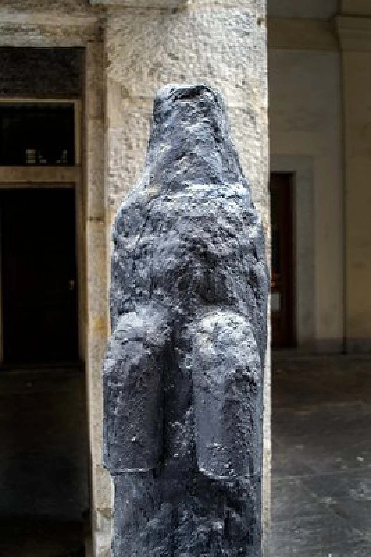 Sergio Ragalzi, Ombre Atomiche, sculture in cemento e catrame, 1985 4