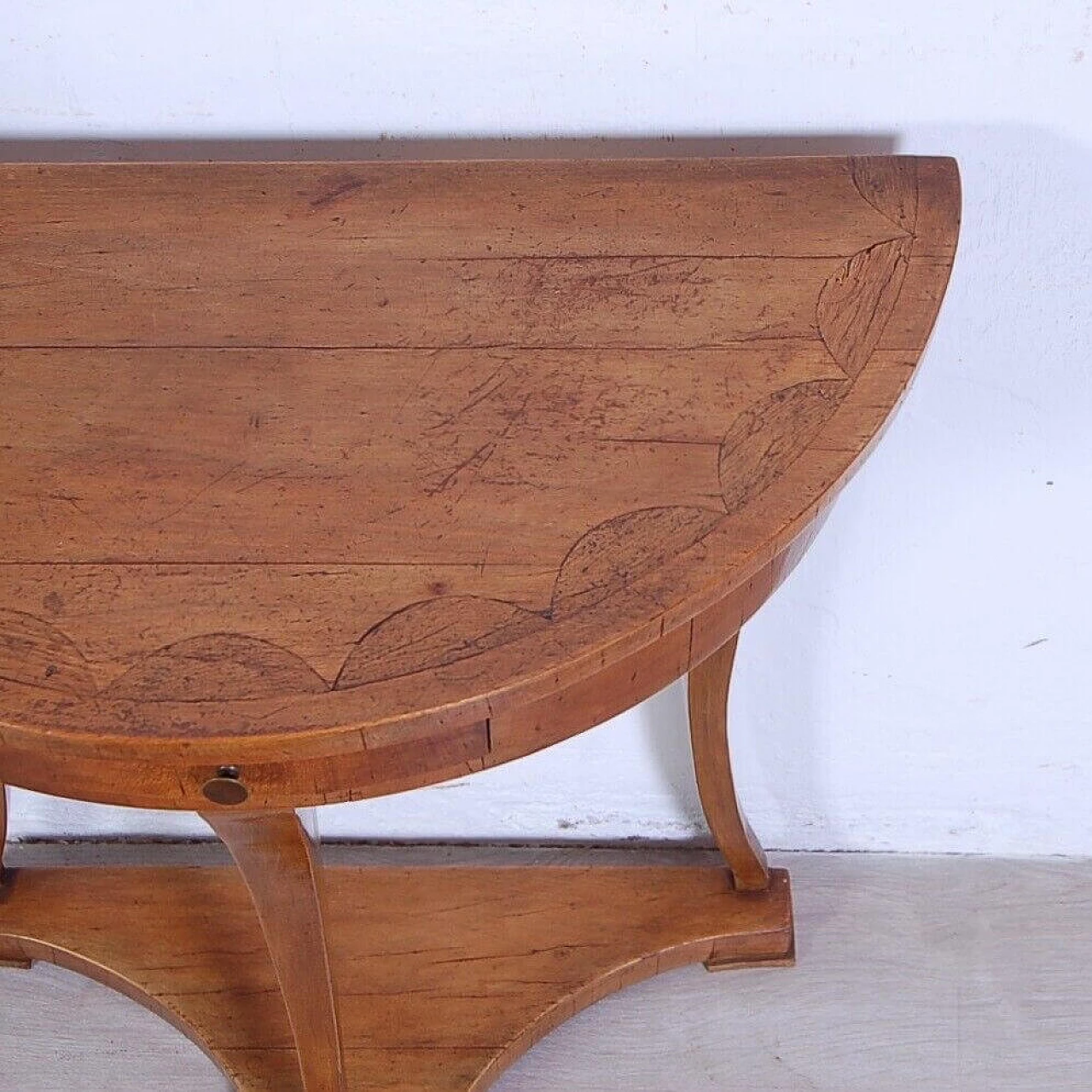 Walnut-root crescent-shaped console table with sabre legs, early 20th century 7