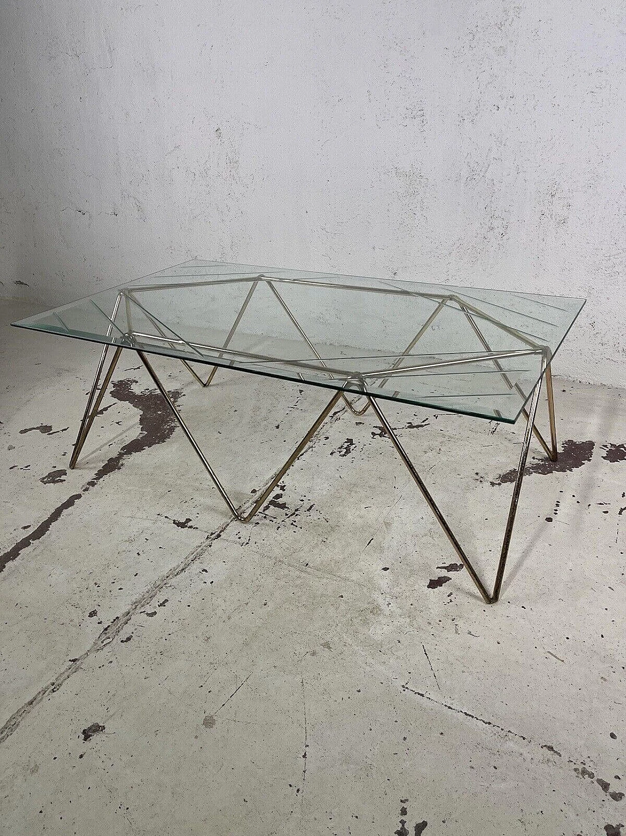 Tavolino in ottone e vetro con base geometrica, anni '70 2