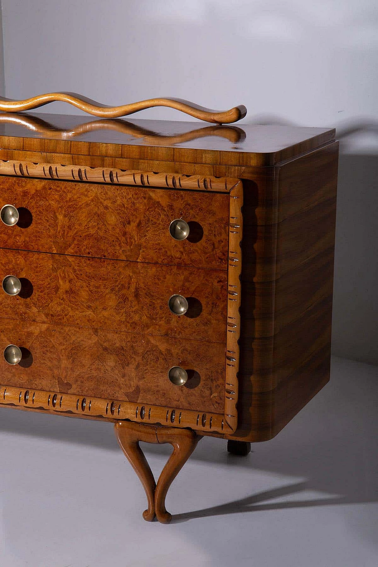 Walnut chest of drawers with brass knobs attributed to Paolo Buffa, 1950s 5