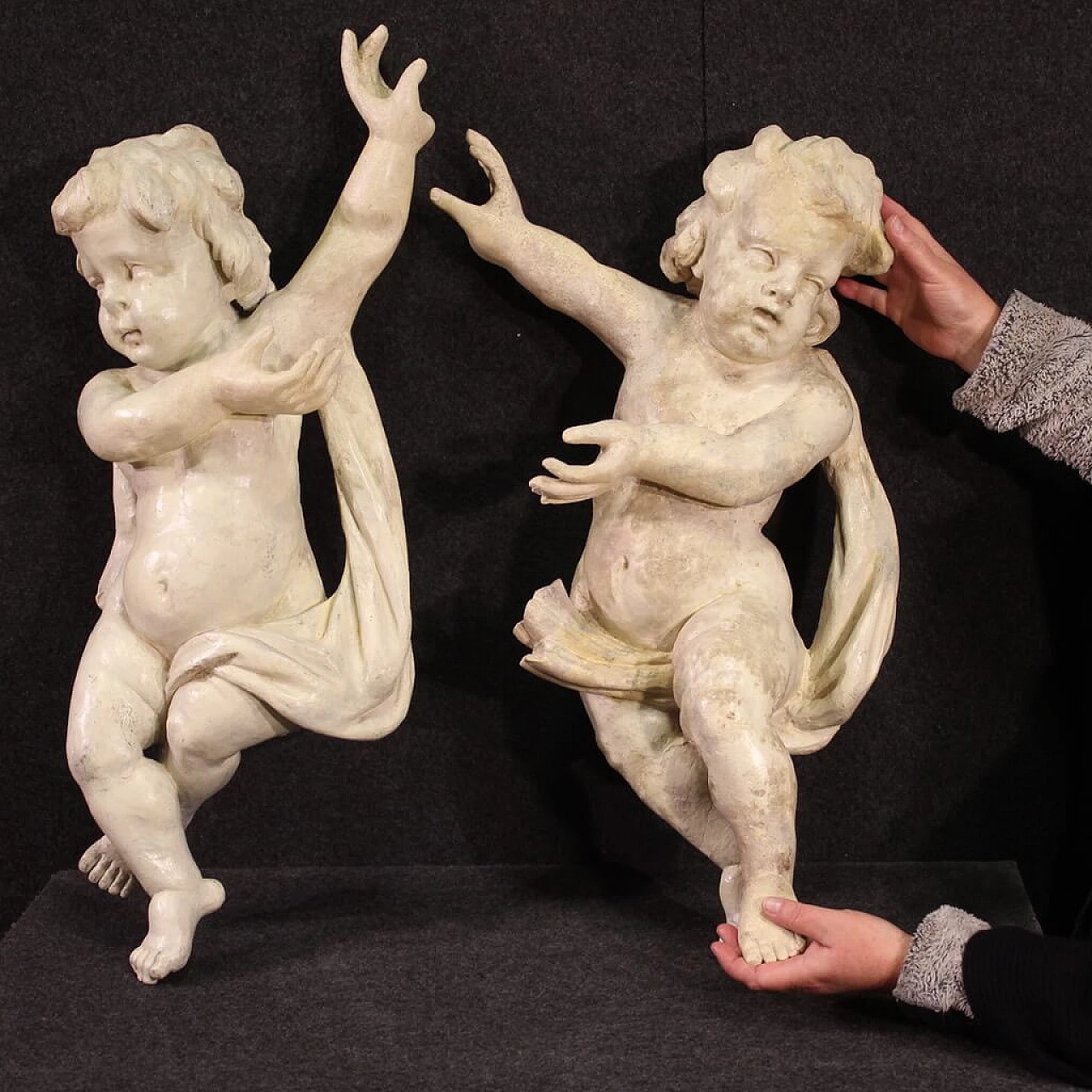 Coppia di sculture lignee dipinte di putti, '700 2