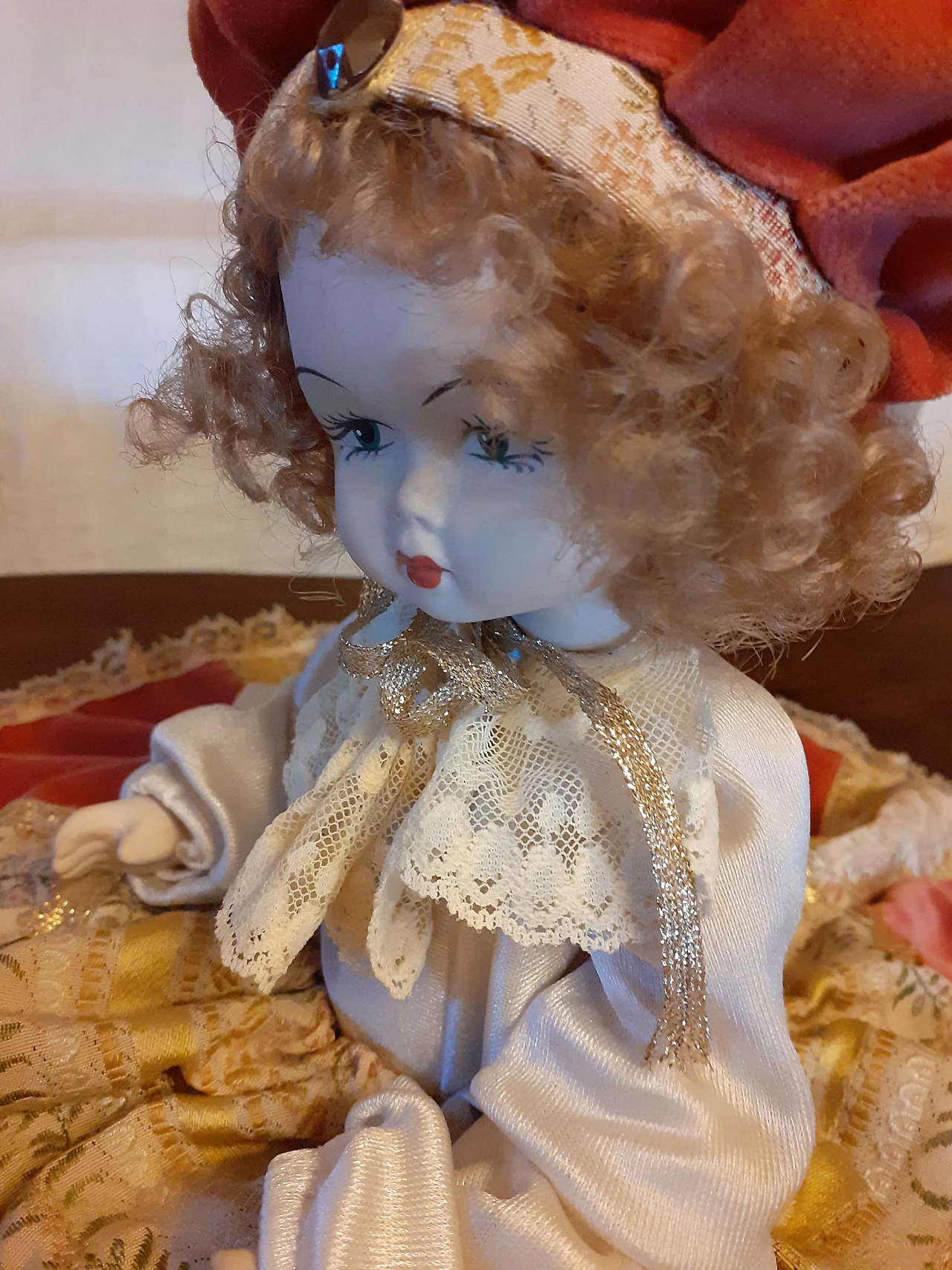 Capodimonte ceramic and fabric doll, 1980s 9