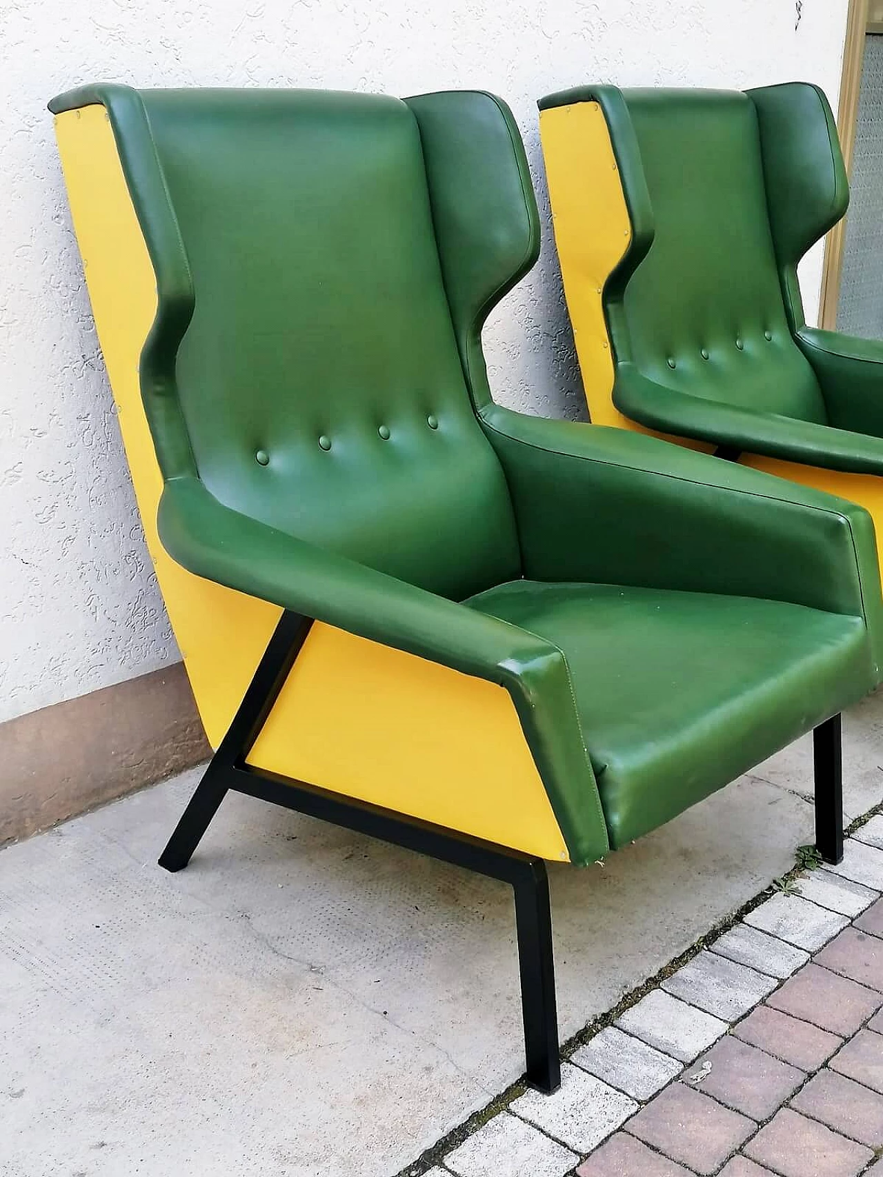 Coppia di poltrone in skai verde e giallo, anni '60 13