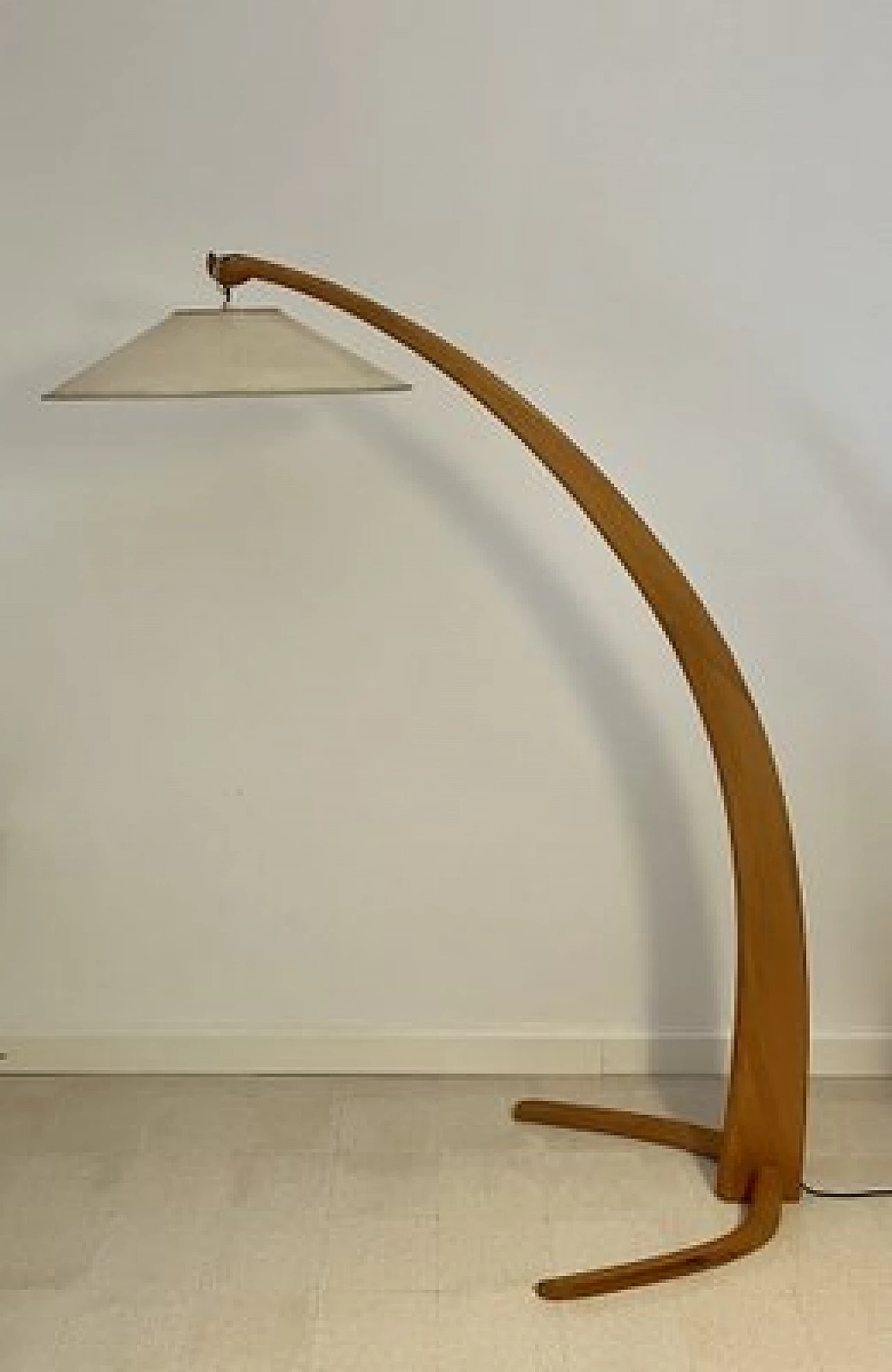 Lampada da terra ad arco in faggio curvato e pergamena, anni '50 1