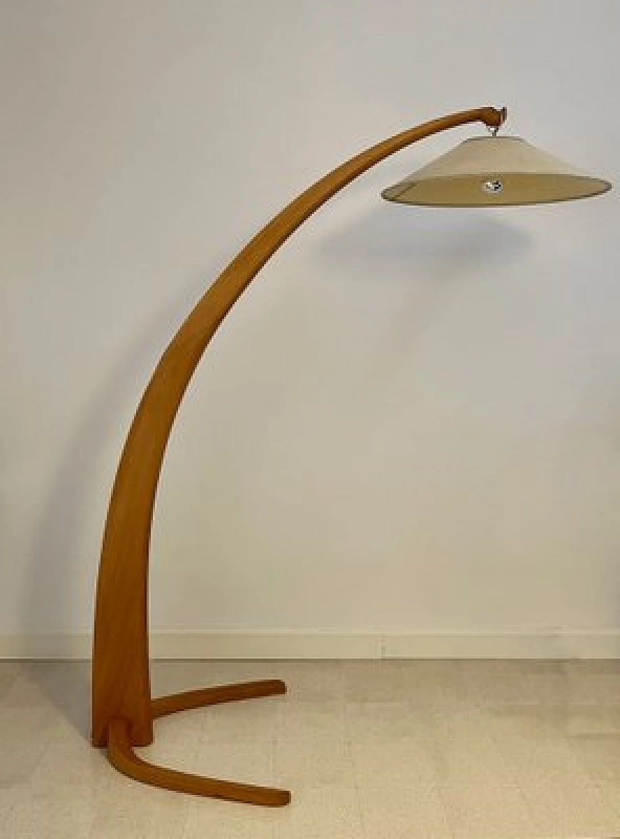 Lampada da terra ad arco in faggio curvato e pergamena, anni '50 2