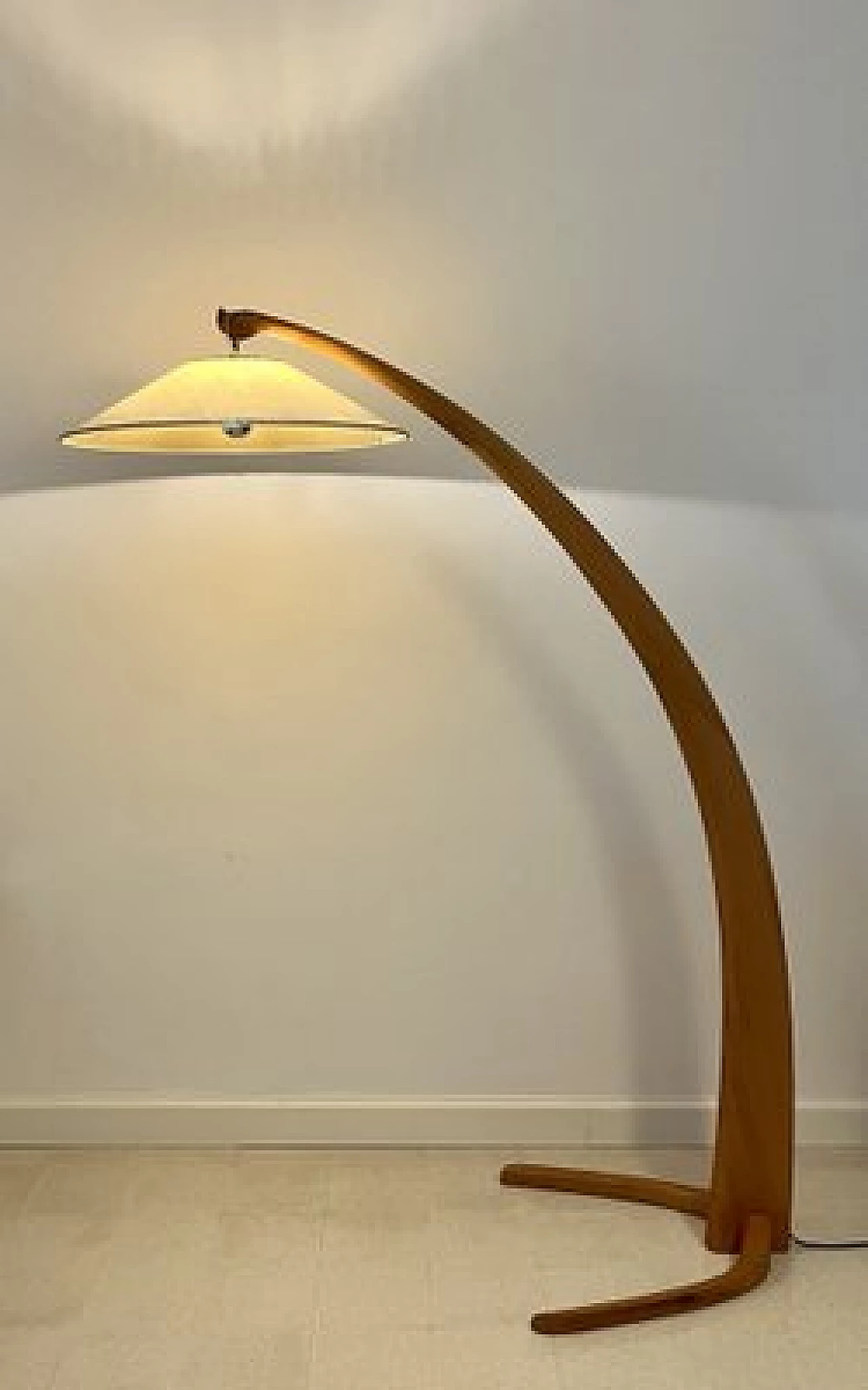 Lampada da terra ad arco in faggio curvato e pergamena, anni '50 12