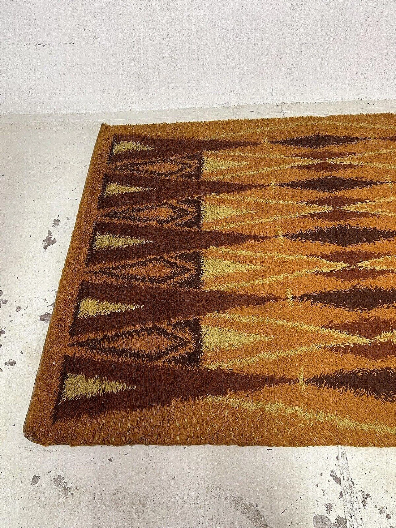 Long pile wool carpet with geometric pattern, 1960s 5